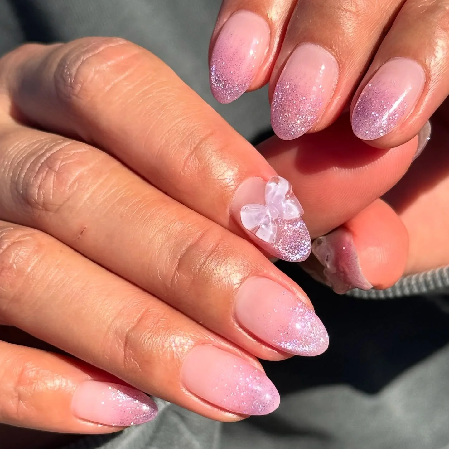 Everyday sparkle, but make it cute ✨🎀
Soft ombré pink with just the right amount of shine 💖
#GlitterOmbreNails #PinkOmbreNails #CuteNails #DailyNails #PastelNails #BowNailArt #KawaiiNails #GirlyNails #NailArtInspo #TrendyNails #GelNailDesig