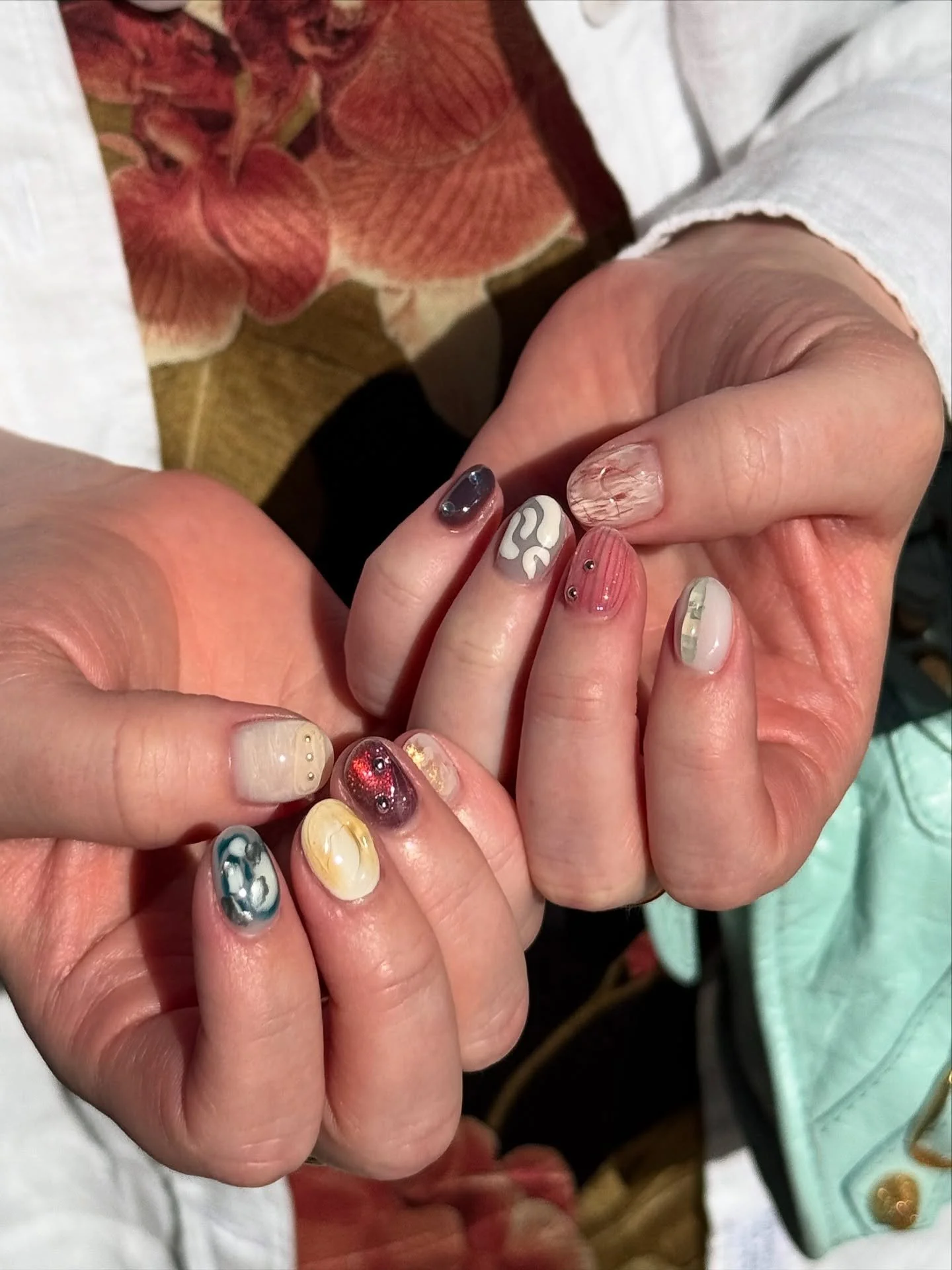 ✨ “Every nail tells a story — mix of colors, textures, and a little piece of art on each fingertip 💅🌎”
#nailartdesign #trendingnails #gelnailart #shortnails #aestheticnails
#네일스타그램 #네일아트디자인 #젤네일아트 #네일추천 #손끝아트
#美甲設計 #流行美甲 #光療美甲 #短