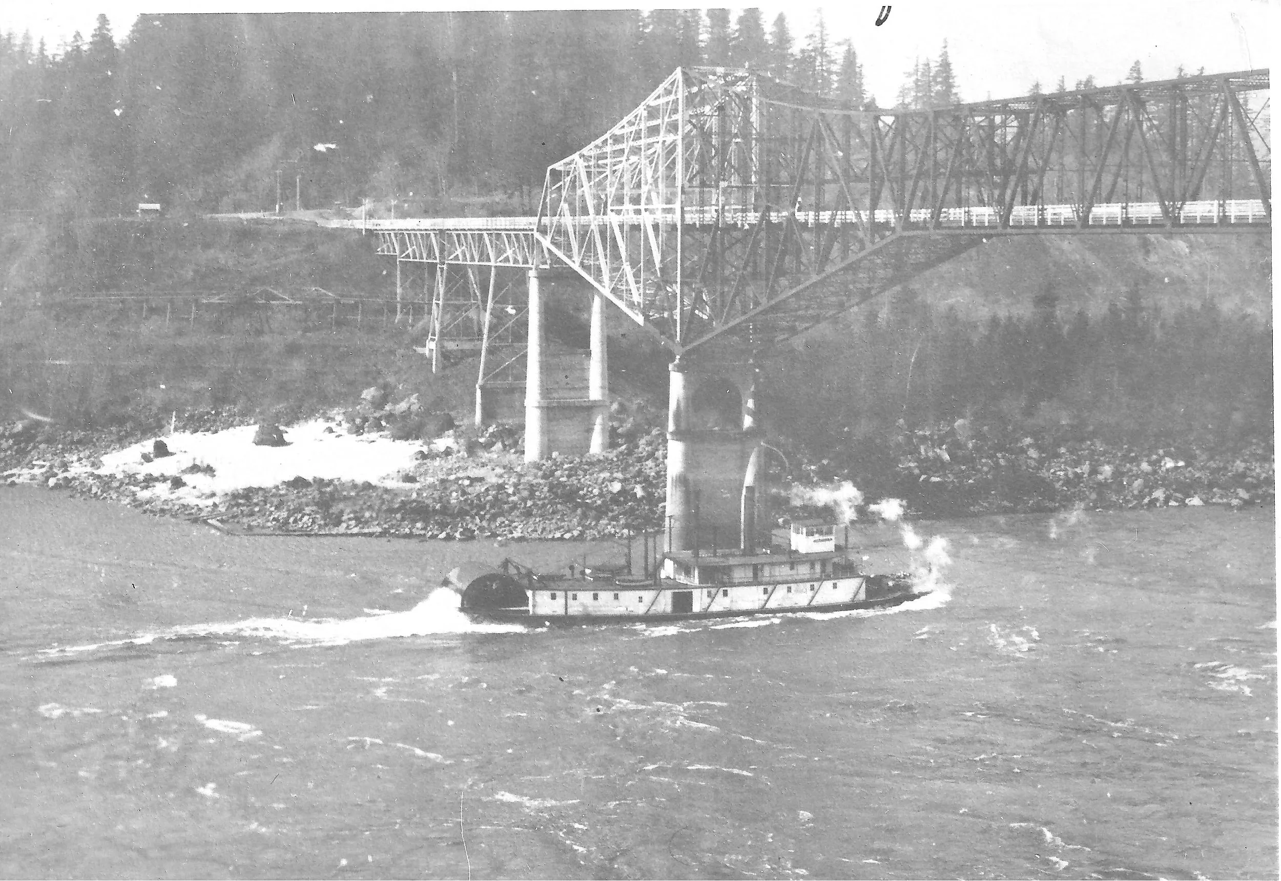 Sternwheeler under bridge of the gods before dam