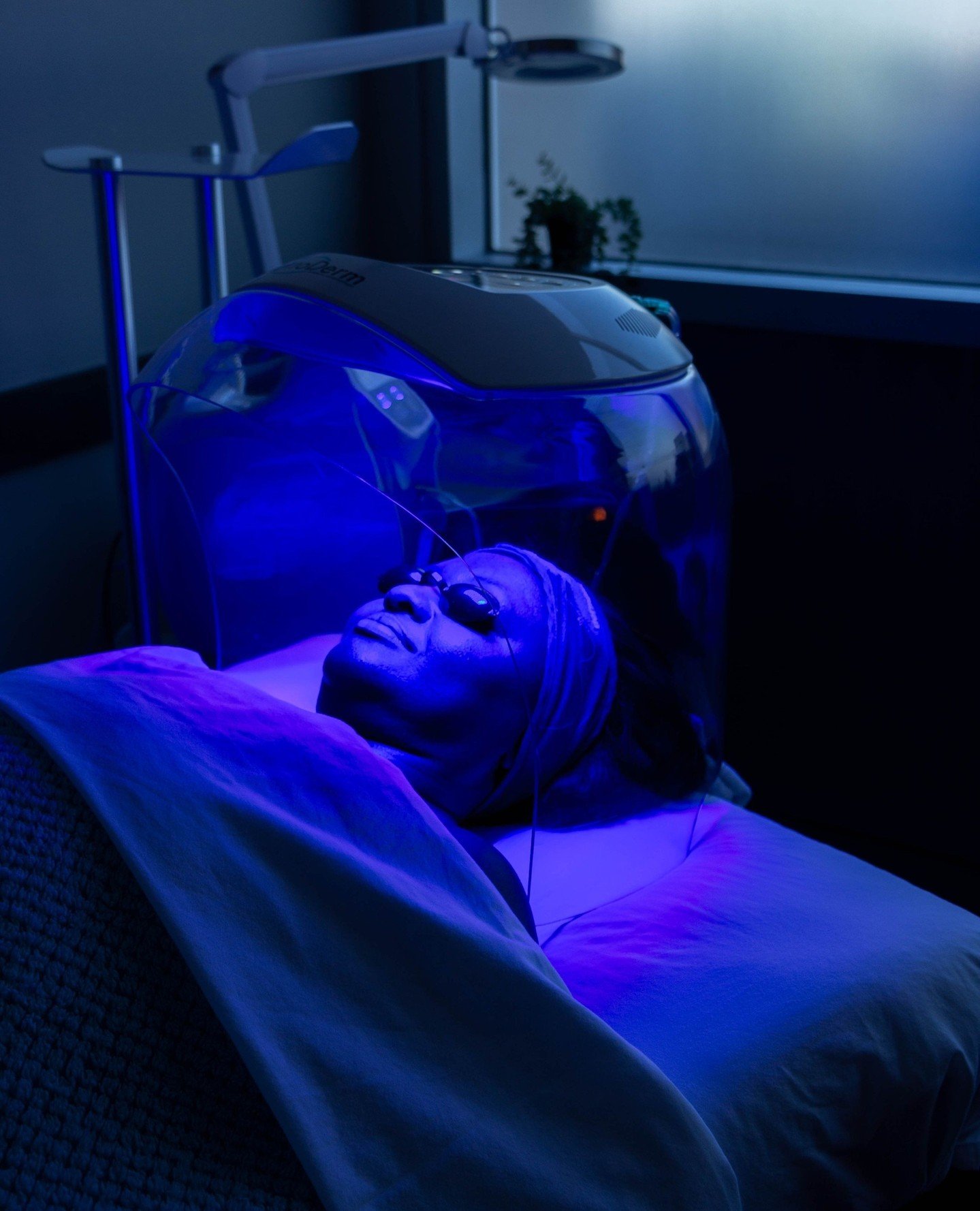 Heal your skin with a O2 Glass facial! This revolutionary facial uses a one of a kind dome that generates a continuous flow of highly concentrated, 90% pure oxygen with anion, and can be combined with customizable LED therapy.  Pick between a single 