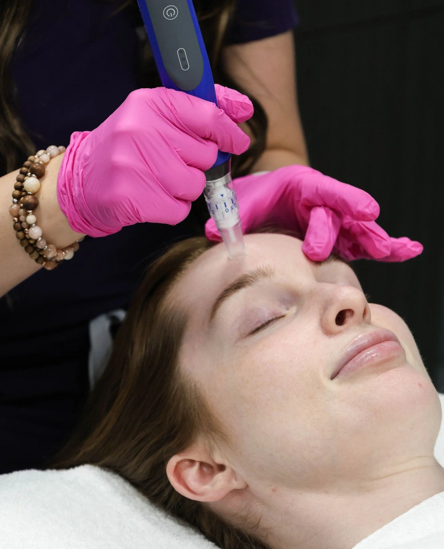 🍂 Fall is the perfect season to focus on skin renewal and microneedling with SkinPen is one of our favourite ways to do it. This treatment boosts collagen, smooths fine lines, improves texture, and helps fade acne scars, leaving your skin firmer + m