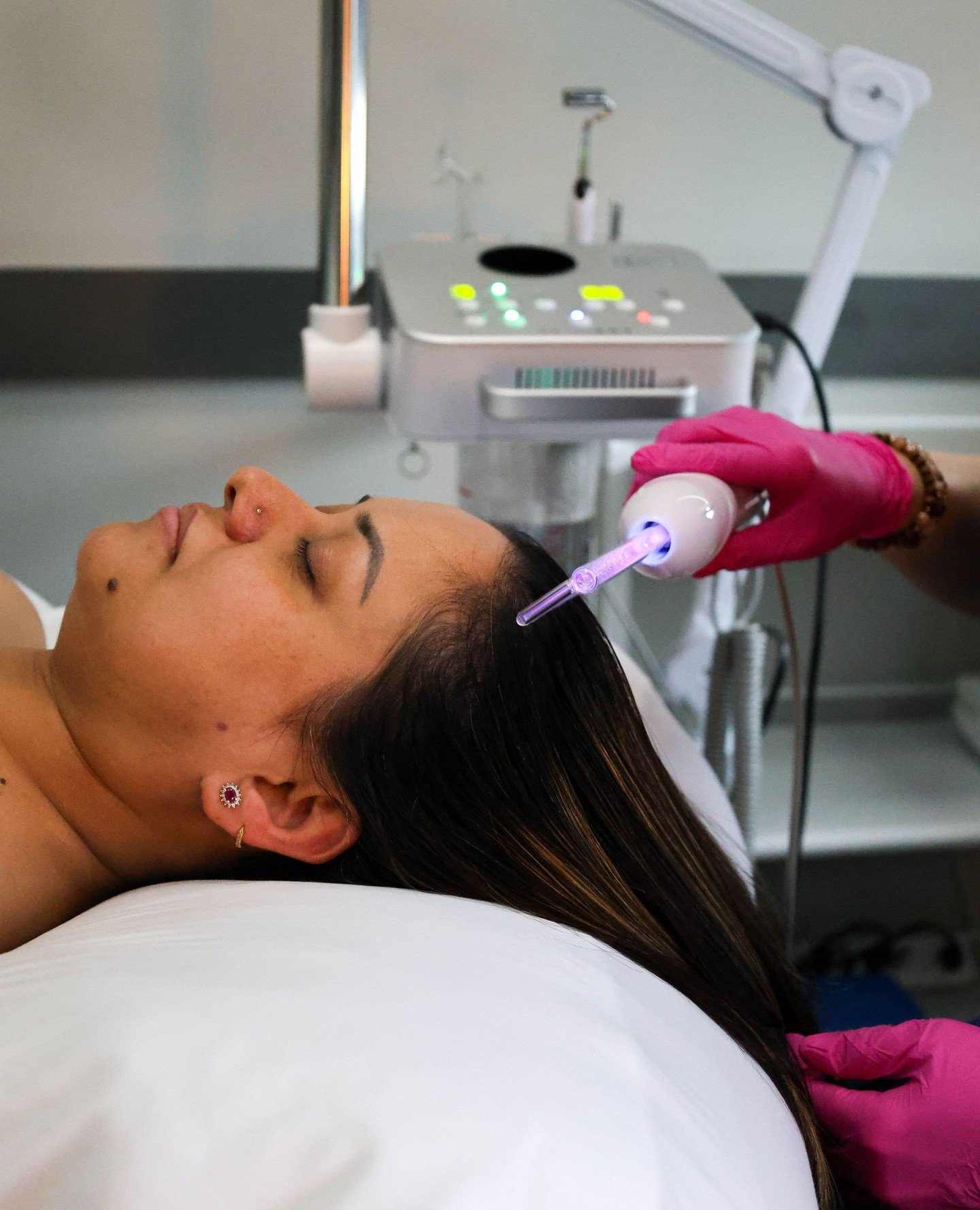 Healthy scalp = healthy hair ⁠
⁠
High frequency treatments are a game-changer for anyone looking to boost hair growth and overall scalp health. This non-invasive treatment:⁠
⁠
⚡ Stimulates blood circulation to nourish hair follicles⁠
💆&zwj;♀️ Encour