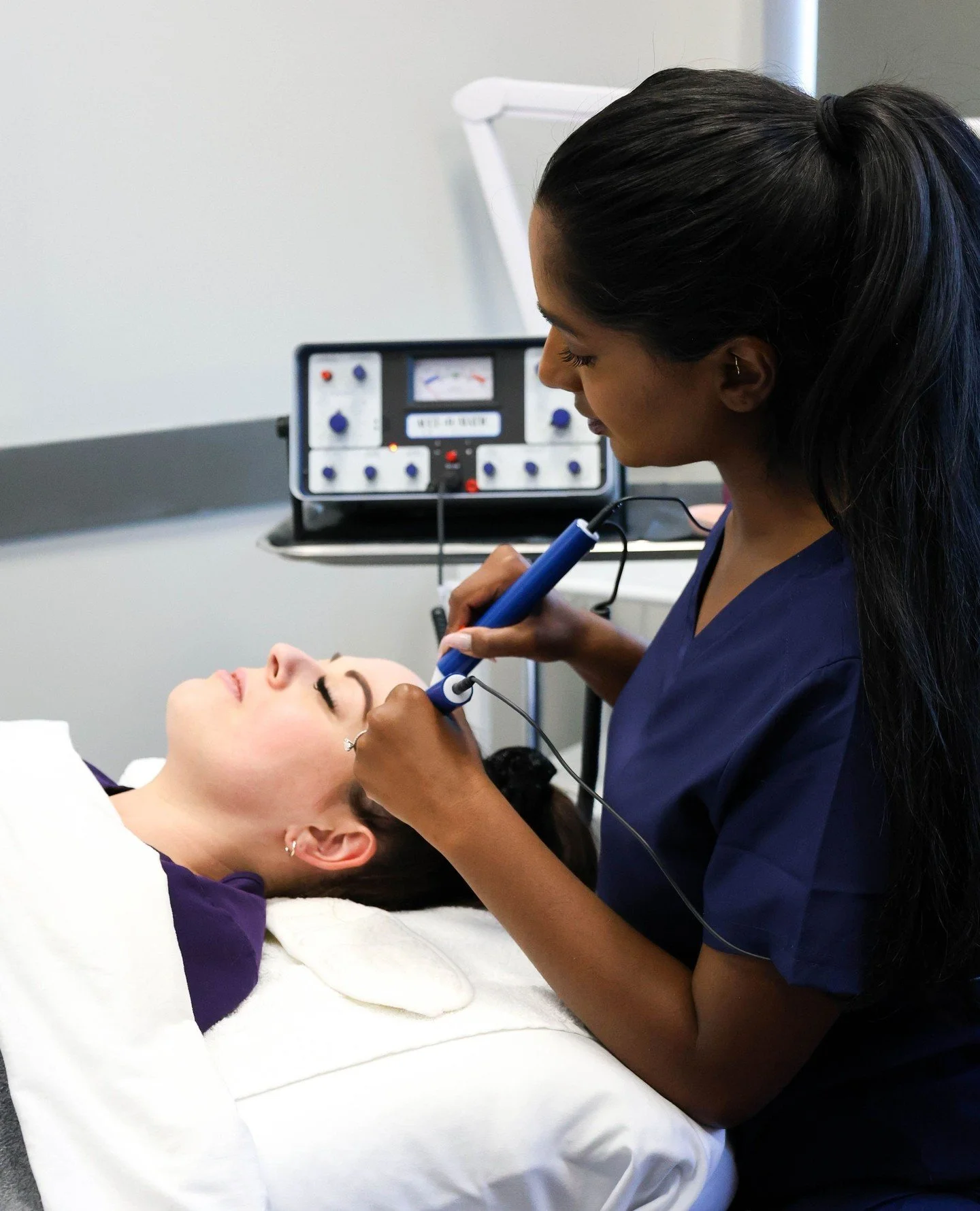 What is a microcurrent facial?⁠
⁠
Often called a &ldquo;natural facelift,&rdquo; this treatment uses gentle electrical currents to tone, lift, and firm the facial muscles, giving your skin a more sculpted and youthful appearance. 💆&zwj;♀️⚡⁠
⁠
Benefi