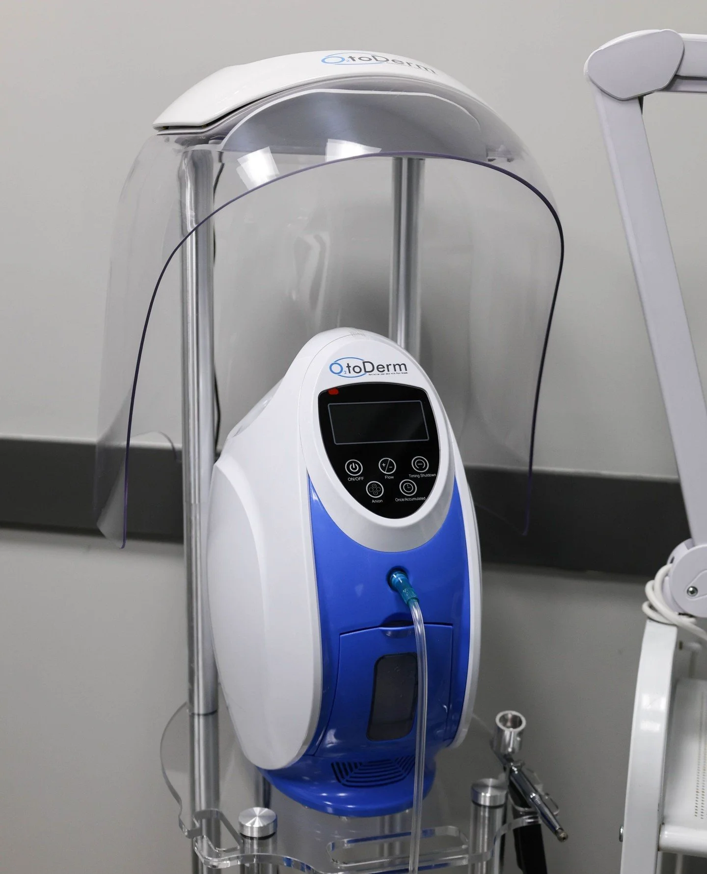 Our Oxygen Therapy is the ultimate recovery boost for your skin! This customizable service features the O2toderm Dome to stimulate repair and reduce inflammation, making it exceptionally beneficial for calming active acne and promoting rapid post-tre