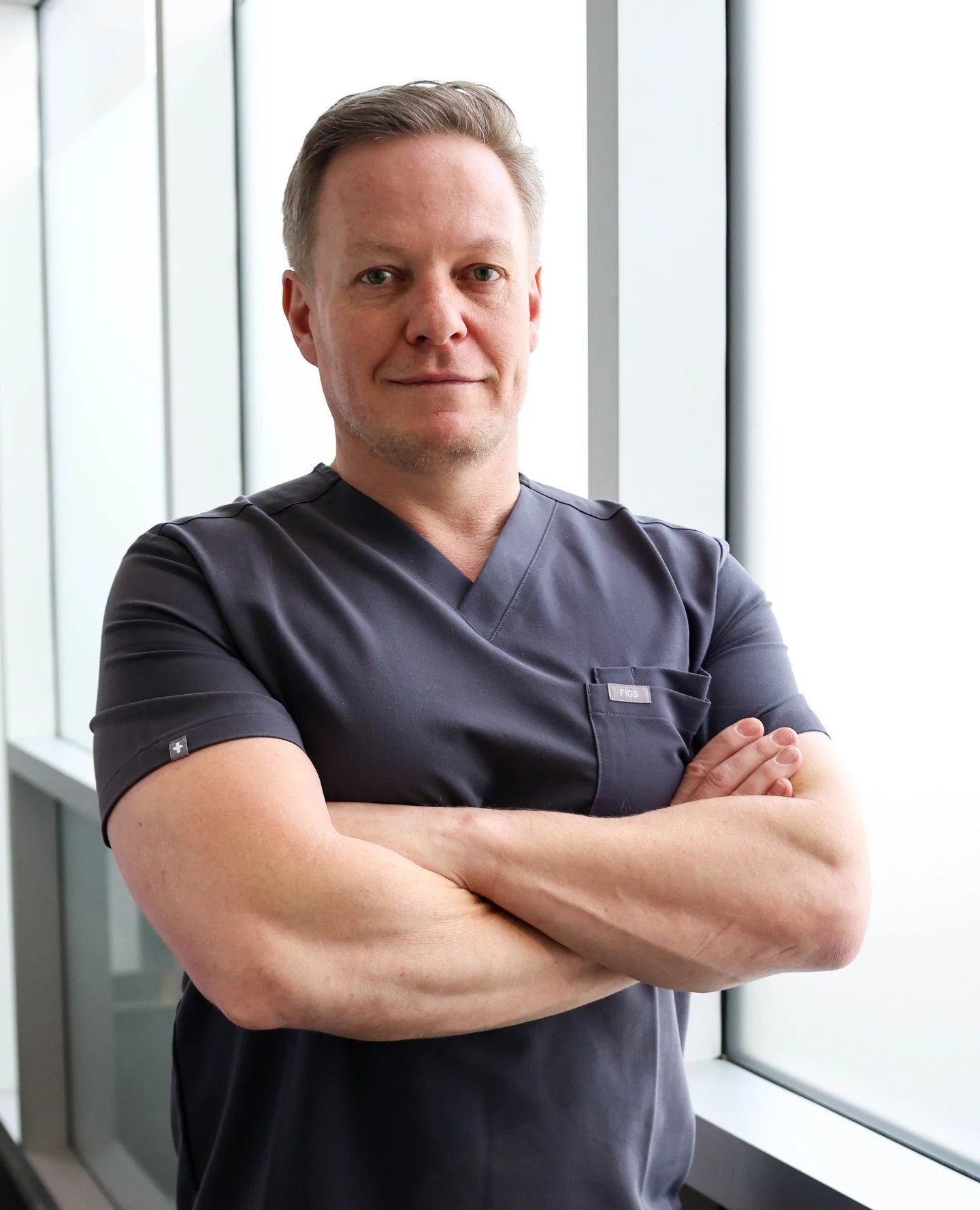 Meet Dr. Rossouw!⁠
⁠
Dr. Rossouw obtained a medical degree from the University of Pretoria in 2007, following the completion of a Master of Science degree. After graduating, Dr. Rossouw spent seven years working in a busy surgical department, gaining
