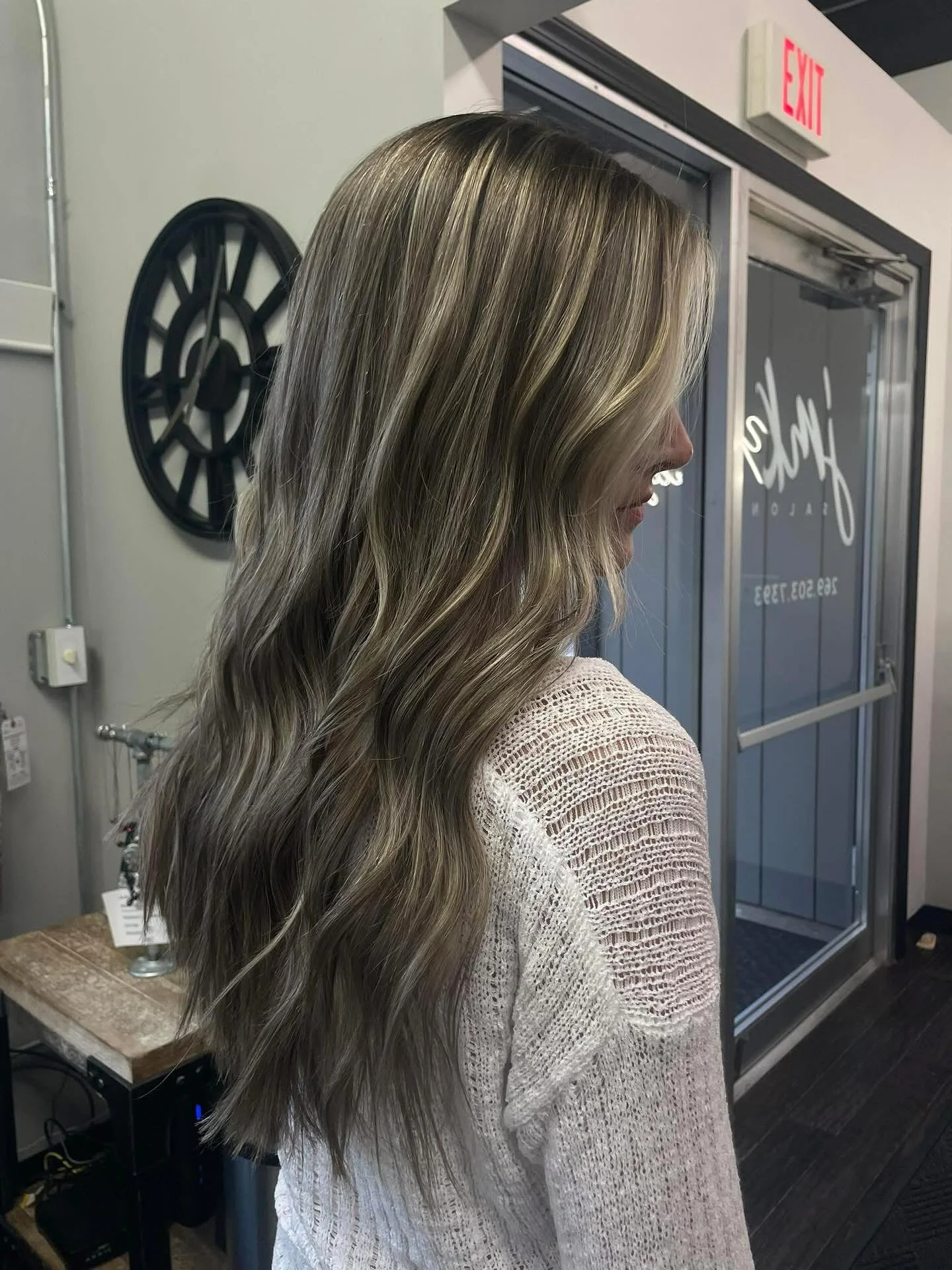 Highs &amp; Lows 😍 #redken #redkenshadeseq #redkenphbonder #highlights #lowlights #modernsalon #americansalon #michiganhairstylist #downtownsturgismichigan #jmksalon

[Stylist/Emily]