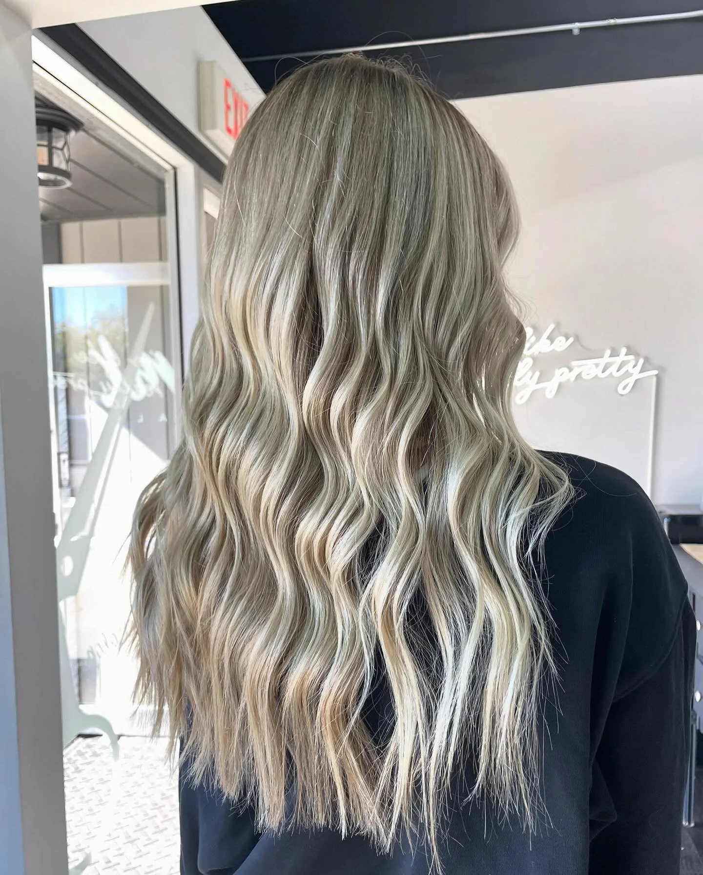 I love my blondies 🤍 #redken #redkenshadeseq #redkenphbonder #modernsalon #americansalon #blondehair #downtownsturgismichigan #michiganhairstylist #jmksalon 

[Stylist/Emily]