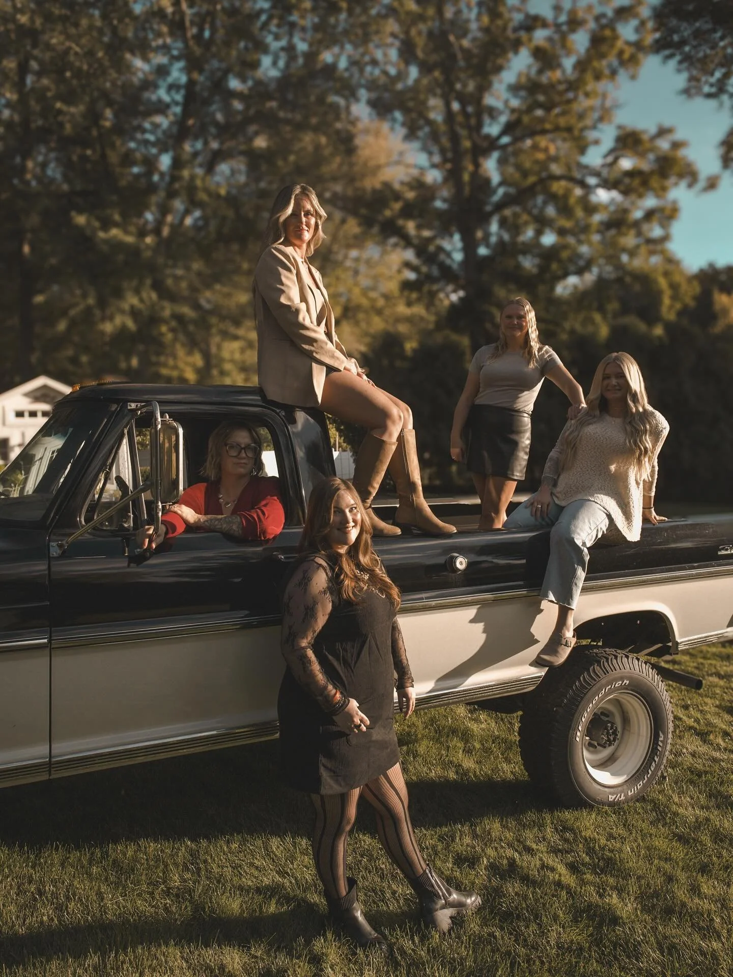 @hype.mgmt done did it again 🔥📸
.
.
#salonshoot #downtownsturgismichigan #jmksalon #badasscrew #jmkgals