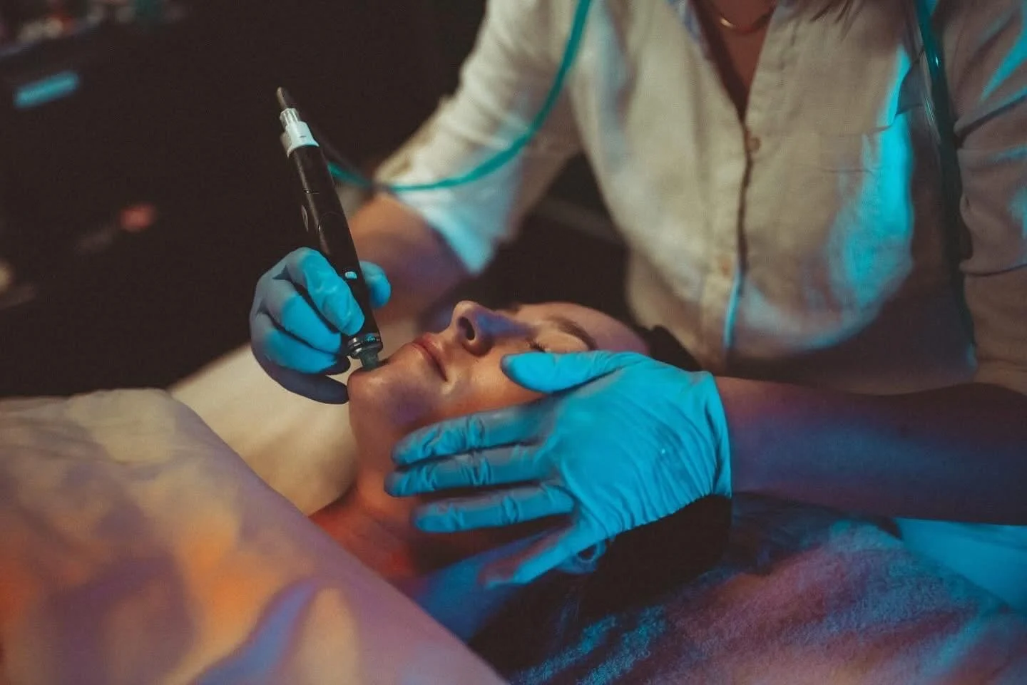 Hydrafacial. Instant gratification. 5 treatments in 1. 

Exfoliation x 2 + hydration + painless extractions + potent corrective serum suited to your specific concerns 🪩🪞💧

#hydrafacial #hydrafacialist #correctiveskincare #michiganesthetician

[Est