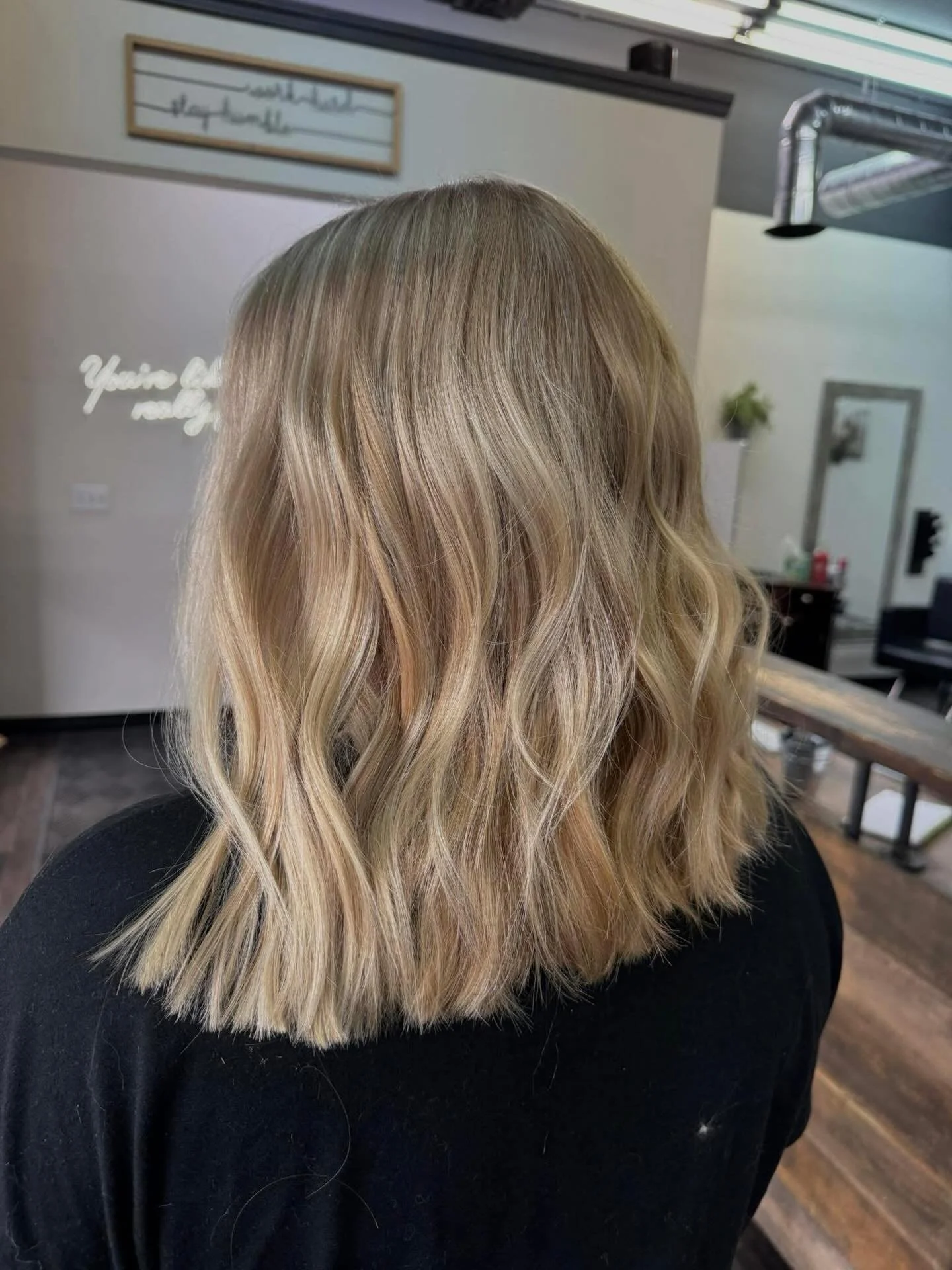 some sunshine on a cloudy day..in hair form☀️
.
.
[Stylist/Miranda]