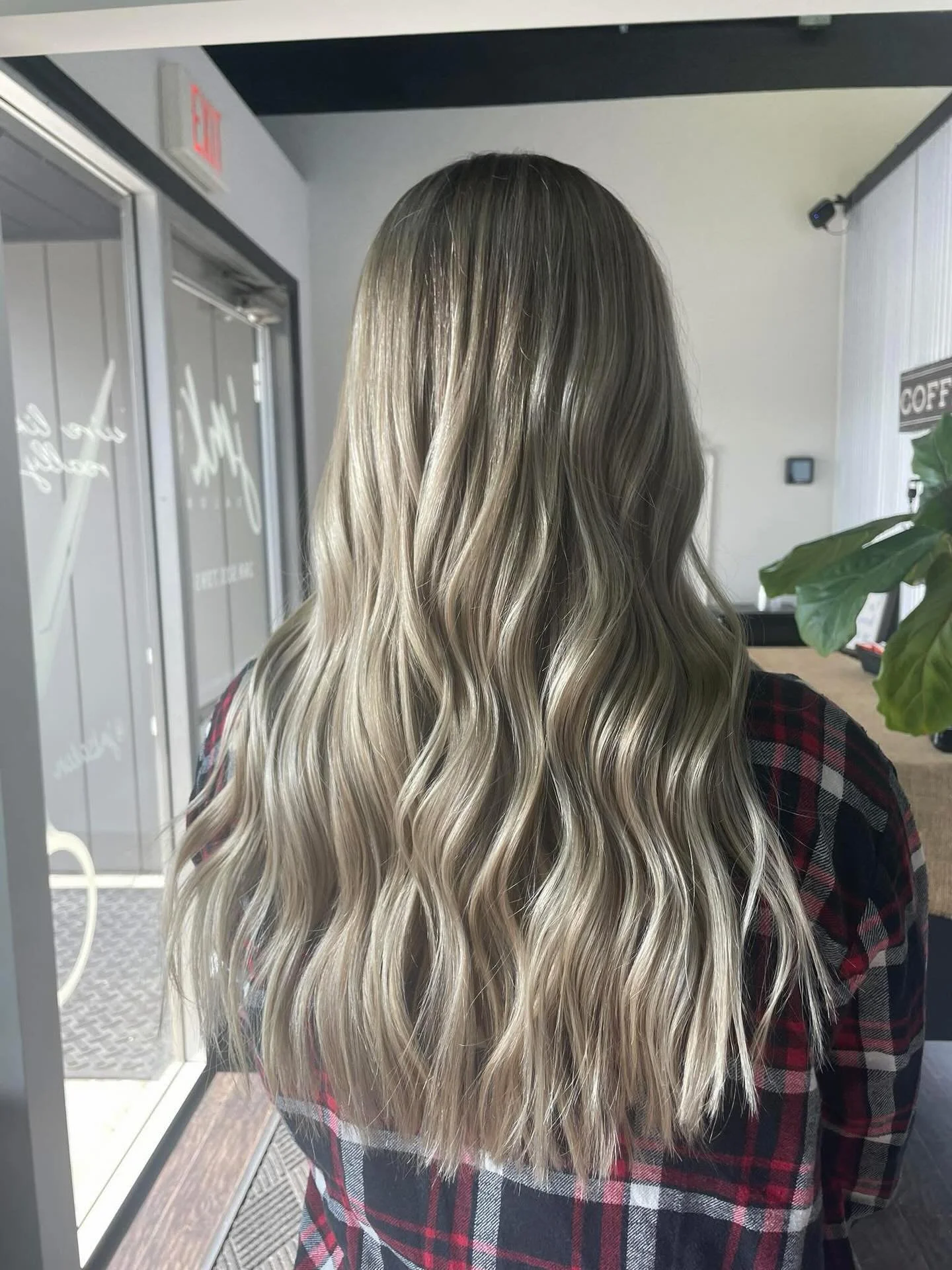 Sunshine but in hair form 🌞 #redken #redkenshadeseq #redkenphbonder #michiganhairstylist #blondehair
.
.
[Stylist/Emily]