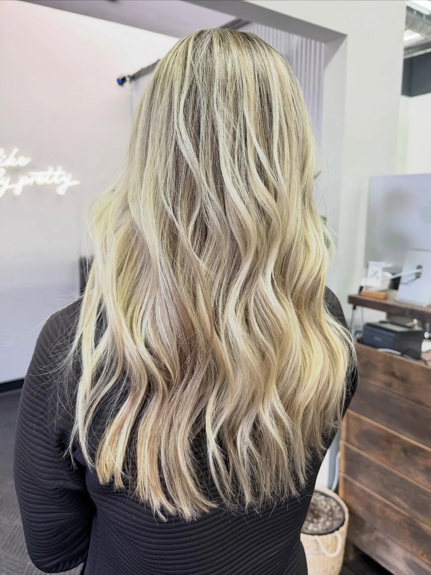 there is always a moment for a pretty blonde 😮&zwj;💨
.
.
#redken #behindthechair #michiganstylist #blondespecialist #downtownsturgismichigan 

[Stylist/Angie]