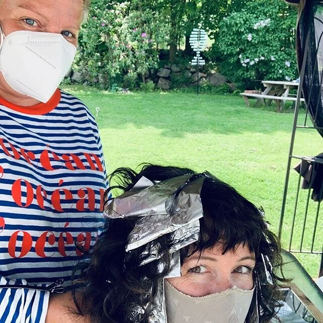 Foils in the garden with Melanie! 
#covidhair #homehaircare 
#owayorganics #simplyorganicofficial #healthyhair #biodynamic #northofboston #bostonhairstylist #northofbostonhair #northshorema #MAstylist #capeann #ammoniafree #hairbrained #salemma