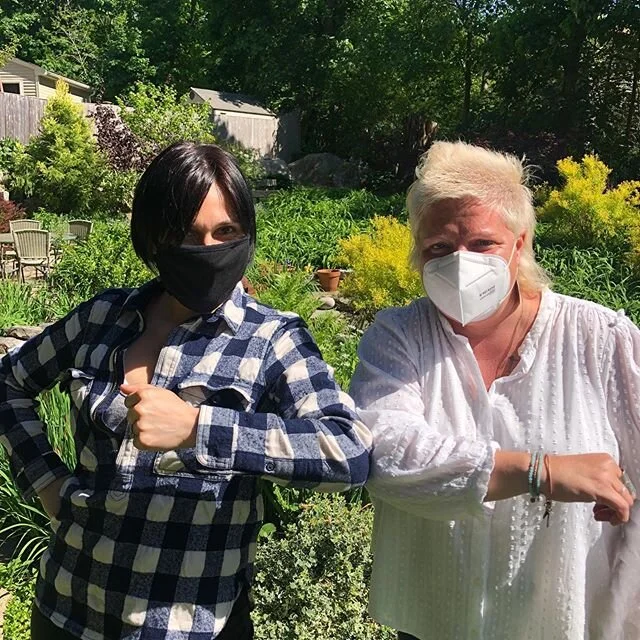 Haircuts in the garden! Safer than the salon.... #owayorganics #simplyorganicofficial #healthyhair #biodynamic #northofboston #bostonhairstylist #northofbostonhair #northshorema #MAstylist #capeann #ammoniafree #hairbrained #salemma