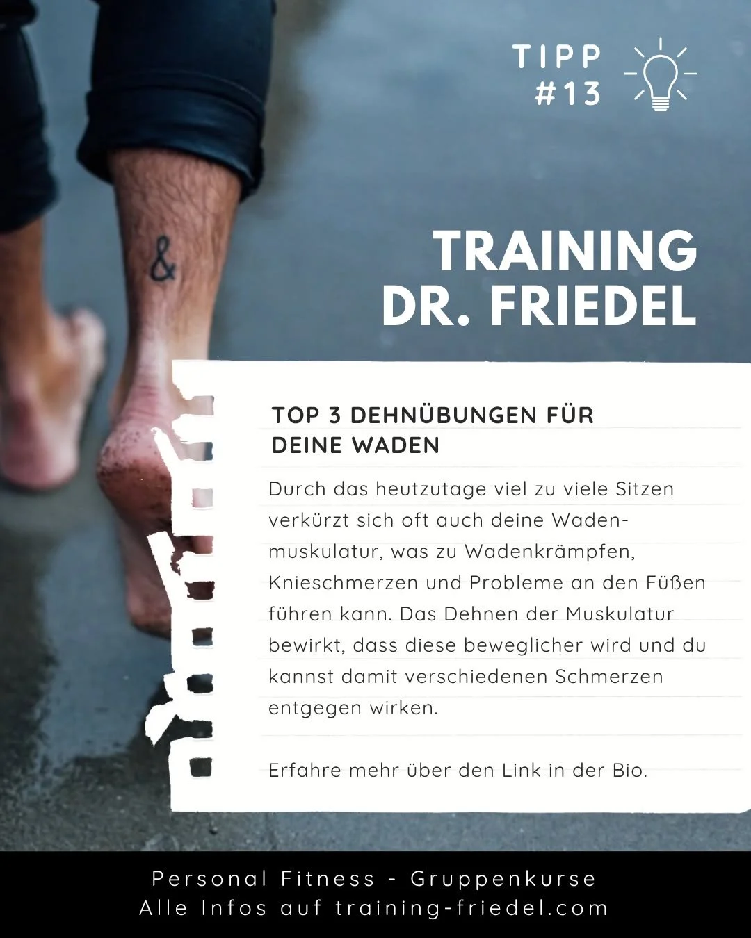 Heute zeige ich die drei &Uuml;bungen f&uuml;r die Dehnung deiner Waden. Deine Wade besteht aus dem Zwillingswadenmuskel und dem Schollenmuskel und l&auml;uft vom Oberschenkelknochen bis unten in die Achillessehne zusammen. Somit ist die Wade an der 