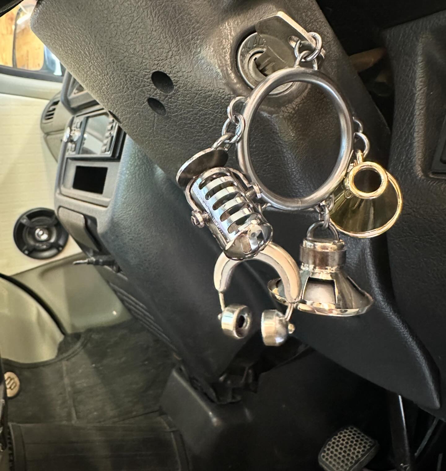 Custom keyring for the Studio Stream mini-truck, featuring some of the emojis that best represent the project: 🎙️🔈🎧📣
In case the Studio Stream earthbound communication satellite ever finds a home in a public or private collection, we want to make