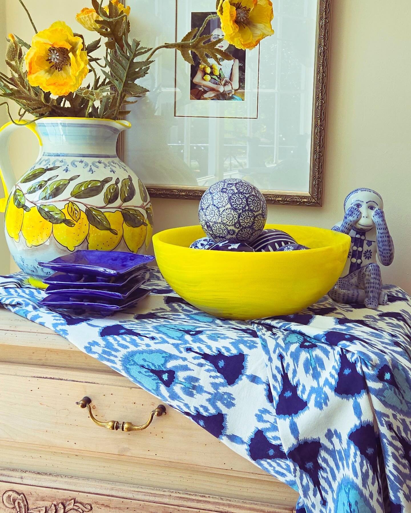 No solar eclipse can dull the shine of this bright lemon yellow bowl &amp; beautiful sky blue table cloth! 🌟🩵🌞💙🍋
⠀⠀⠀⠀⠀⠀⠀⠀⠀
Many thanks to Rizzi Home &amp; Fete Home for picking me as the winner of their giveaway &amp; sending me this cheerful co