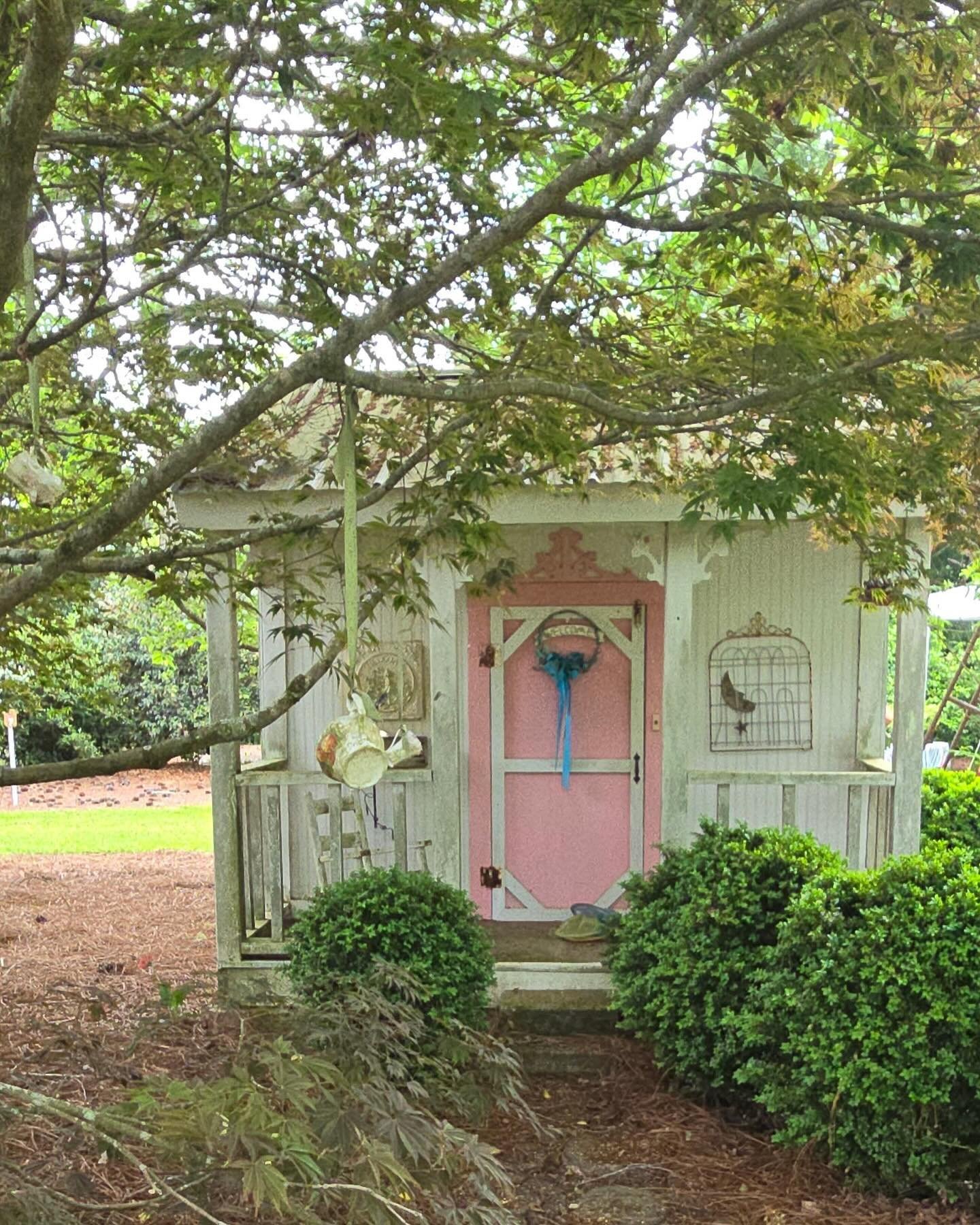 Happy May Day!🌷🍃🩷
⠀⠀⠀⠀⠀⠀⠀⠀⠀
Discovered this precious pink play house at the Flower Fantasy event a couple of weeks ago. I never had a play house as a child, but sure would love one now &amp; use it as my tiny art studio! Loved the little rose tea 
