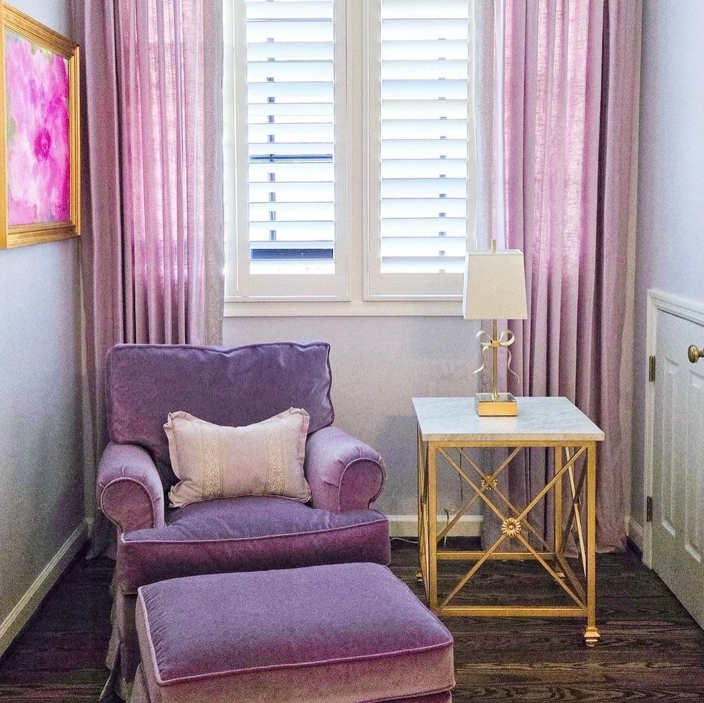 A touch of lavender elegance, with a shot of hot pink.🩷💜🩷
⠀⠀⠀⠀⠀⠀⠀⠀⠀
This sweet nook in a young lady&rsquo;s bedroom is cozy &amp; fresh, with a mix of classic &amp; traditional details. Custom linen drapery panels not only frame the window, but al