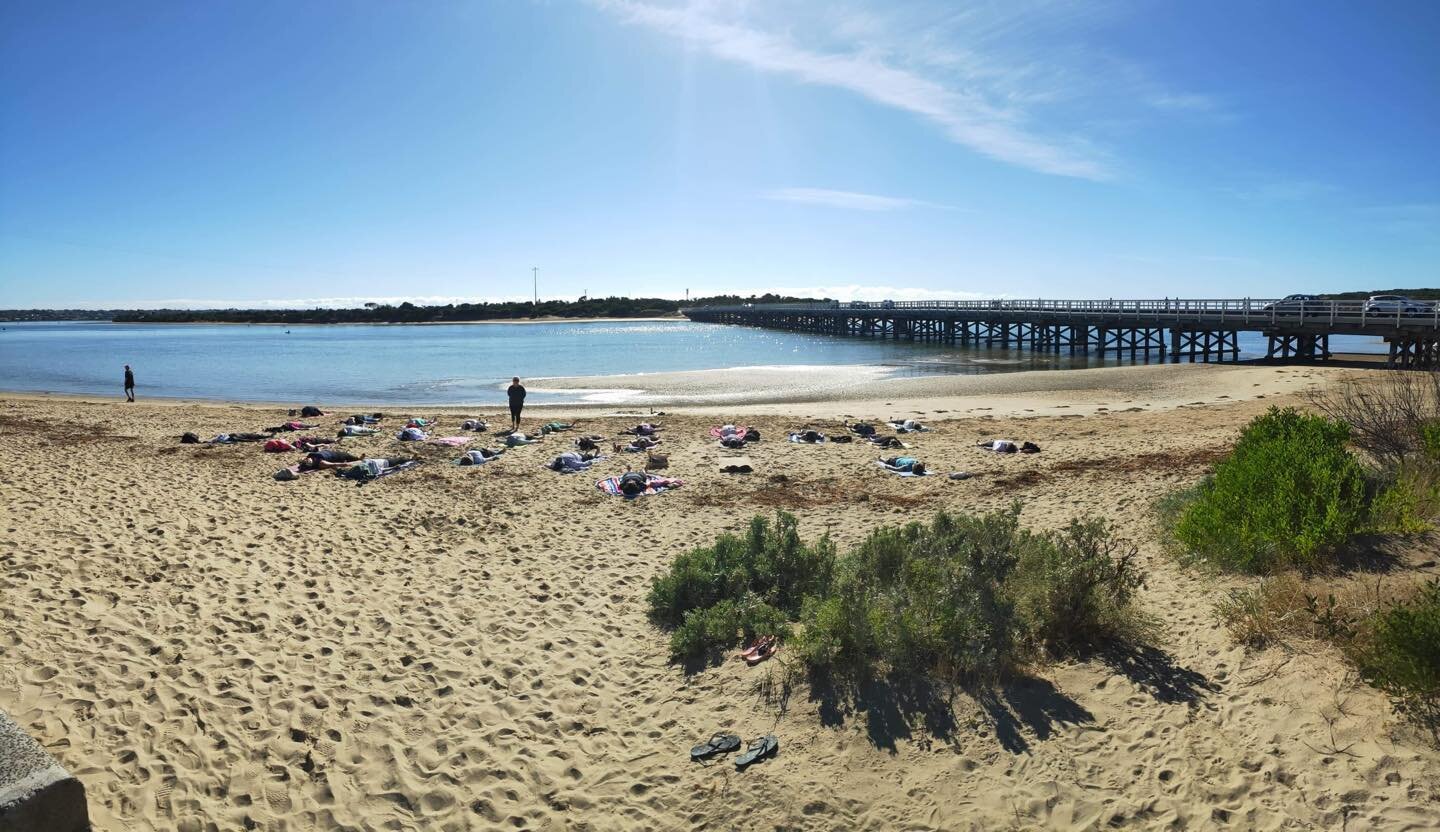 Come soak up the summer sun on the river with us everyday @8, $15 U18 free #barwonheadsyoga #taralynch7692 #rachehely #barwonheadsyoga #taralynchyoga #yogawithdonnaoceangrove #yogaontheriver #barwonheads