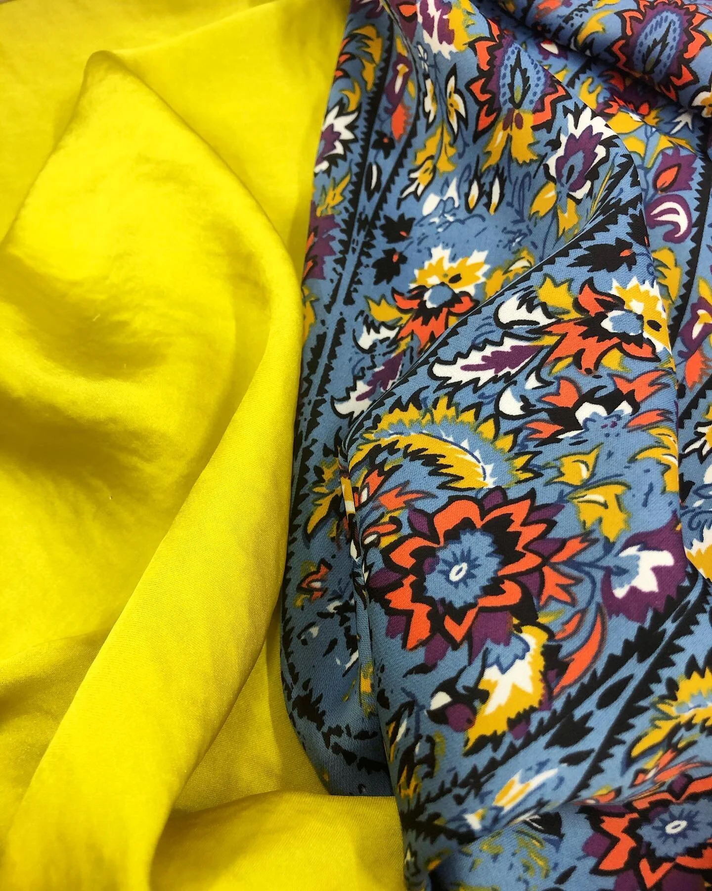 HELLOOO Friday 😎☀️💙
.
.
.
.
.
.
#prodigytextiles #fabrics #floraldesign #floral #fabricsupplier #textiles #bright #brightcolors #thread #textilestudio #design #trendingfabrics #fashion #fabricstore #style #interiordesign #vintagestyle #fabricsamples #vintageinspired #fastfashion #digitalprint