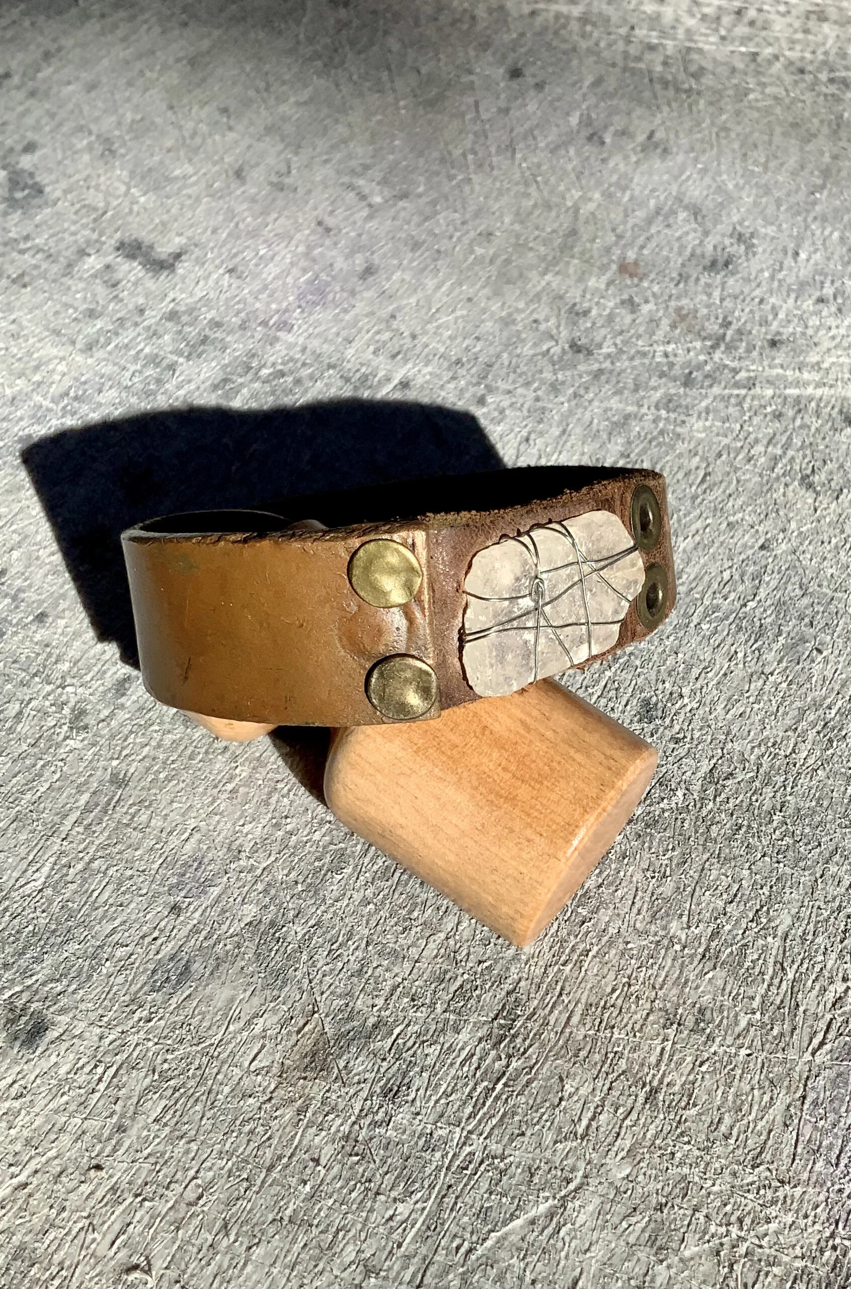MÅŠTĖR HĘÅLĘR Quartz Cuff