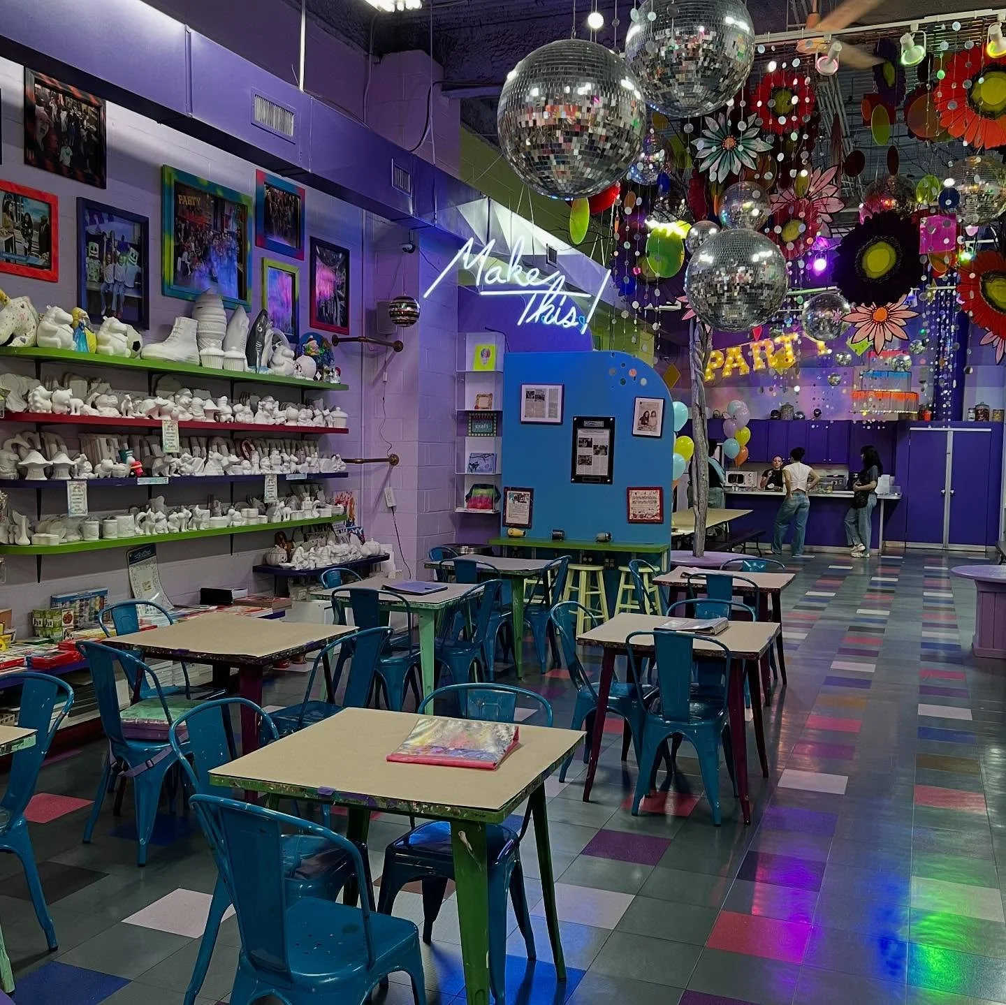 Look at these gorgeous studios.  Resting from a busy magical Saturday and ready for a Sunday of parties, drop in artists, shoppers, and tons and tons of unplugged fun 🎉🎈🥳🎨🖌️🖼️🫟!
.
.
.
#art #craft #diy #artstudio #artsandcrafts #ues #tribeca #n