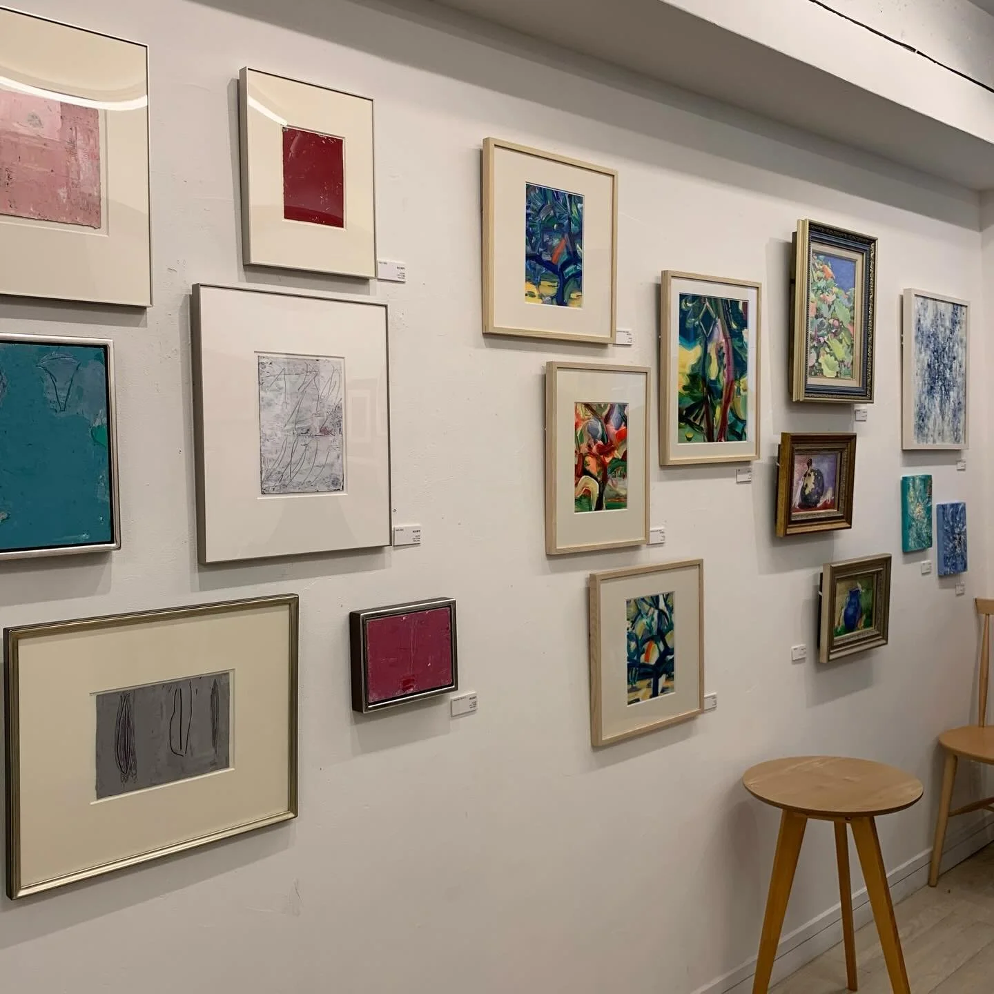 こんにちは！並樹画廊の藤井です🦭🦭🦭今週の展示のご案内です🌟
12月8日(月)まで「きらりと展」を開催しております。
京都芸術大学洋画分野OB・OGの17人によるグループ展です。大学の先生も出展してくださり、皆さまそれぞれの個性が輝く素敵な展示となっております。
卒生の皆さまの頑張りが伝わってくるパワーのある展示で元気が出てきます。ぜひお越しくださいませ。

並樹画廊
東京都中央区京橋2-7-12 並木ビル２階

ご来廊の際にはウェブサイト、𝑆𝑁𝑆ページ等でご確認の上お越しください