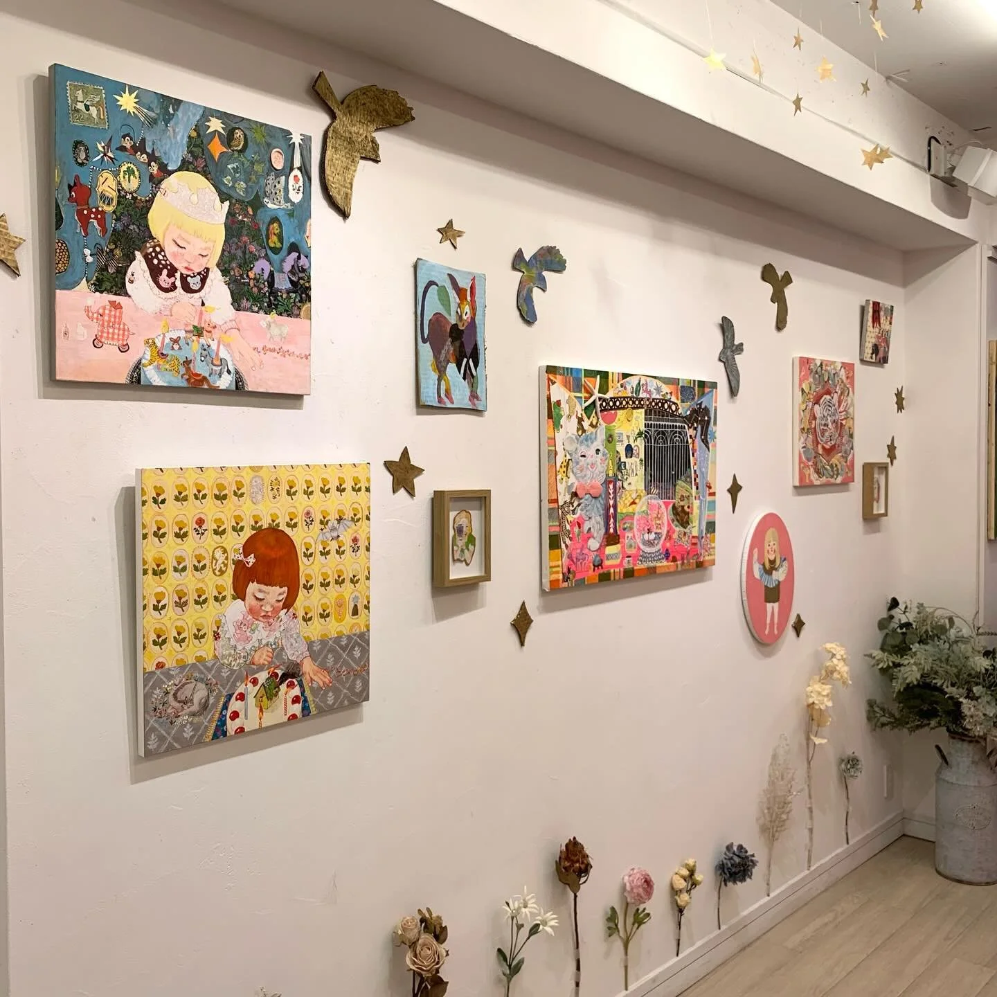 メリークリスマス🎄並樹画廊の藤井です🦭
12月28日(日)まで個展開催中です！
ゆみんぽ個展「ゼペットの部屋」
@yumimpo 
作家さんが毎日在廊して展示をアップグレードしてるので日々展示の雰囲気が変わる展示です、楽しい展示ですね。

他にも似顔絵を依頼できたり、ポストカードなどの小物の物販もたくさんあります！
ぜひお越しになって楽しんでください✨

並樹画廊
東京都中央区京橋2-7-12 並木ビル2階
12/25(木)26(金)は13:00〜20:00
12/27(土)は11:00〜1