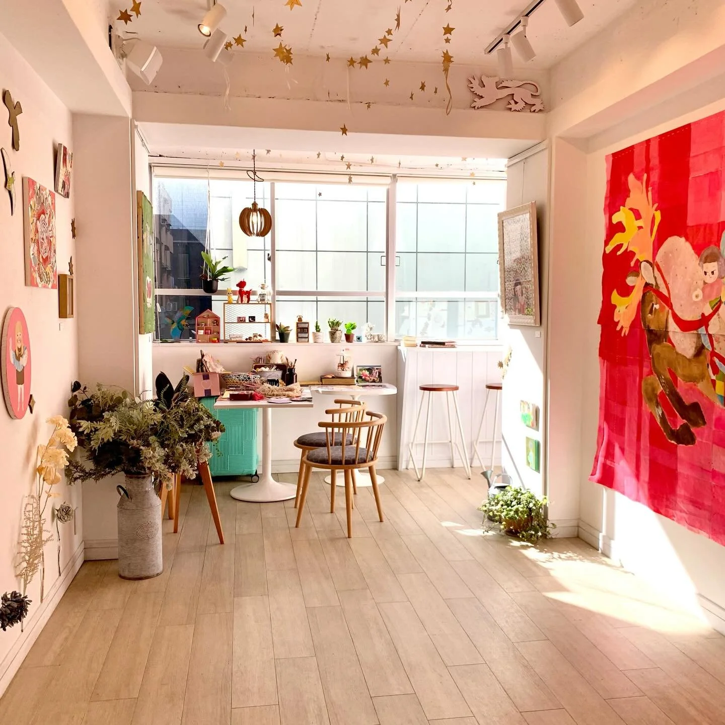 晴れです！並樹画廊の藤井です🦭本日12/28(日)は個展最終日です。並樹画廊の年内展示としても最終日です。
お天気も良いのでぜひお越しください☀️
ゆみんぽ個展「ゼペットの部屋」
@yumimpo 
12/28 15:00まで
並樹画廊
東京都中央区京橋2-7-12 並木ビル2階

ご来廊の際にはウェブサイト、𝑆𝑁𝑆ページ等でご確認の上お越しください。

#namikigallery #artgallery #gallery
#artwork #art exhibition artexh