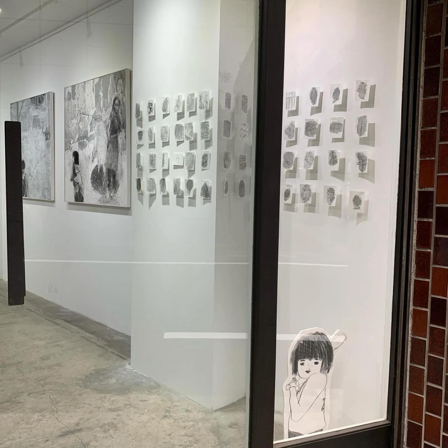 こんにちは、並樹画廊の藤井です🦭
先日告知したオガワミチ個展「悲しみ標本室」始まりました！

1階ではインスタレーション展示、2階では小さめの作品を展示しております。

ぜひお越しくださいませ🌟

オガワミチ個展
「悲しみ標本室」
2026年4月22日(水)〜27日(月)
11:00〜18:00
最終日は16:00まで

並樹画廊
東京都中央区京橋2-7-12 1-2階

#個展 #京橋 #exhibition #画廊 #gallery