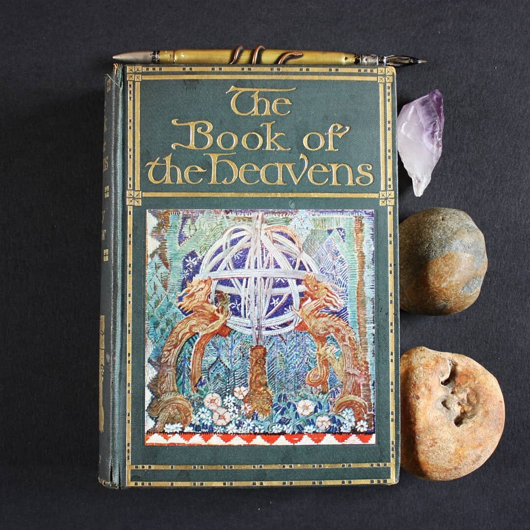 1920's edition of bewk of the heavens has been sitting in my soon to be merged 🌱🐺🌜 bookshelf for a while. It's a incredible bewk and influenced my design decisions on the @the.calliope.script hardback edition of 'the dream gods' -link in my bio to