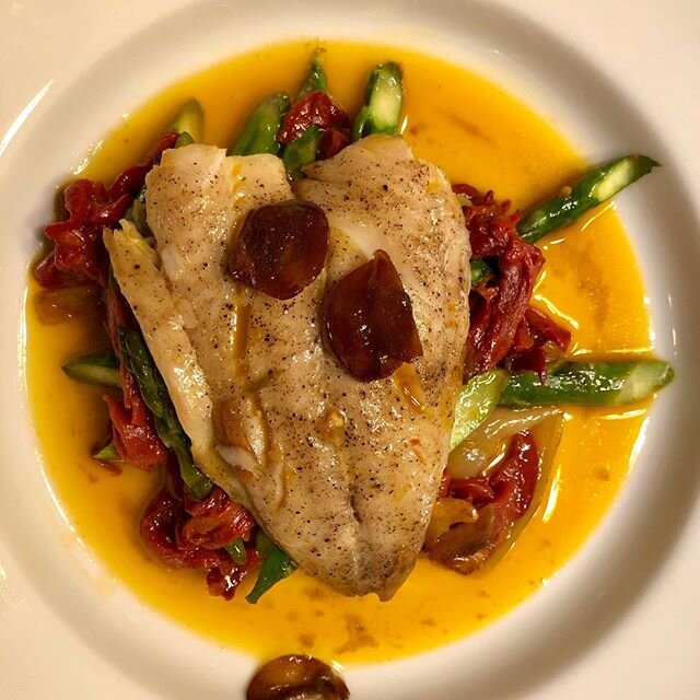 The Second Act of @complinewine&rsquo;s Basque Saturday Supper Club... cod al pil pil with tons of delicious veggies...roasted peppers, asparagus and spring onions. Yummm! We&rsquo;d already drained the bottle of Txakolina with our pintxos, so paired
