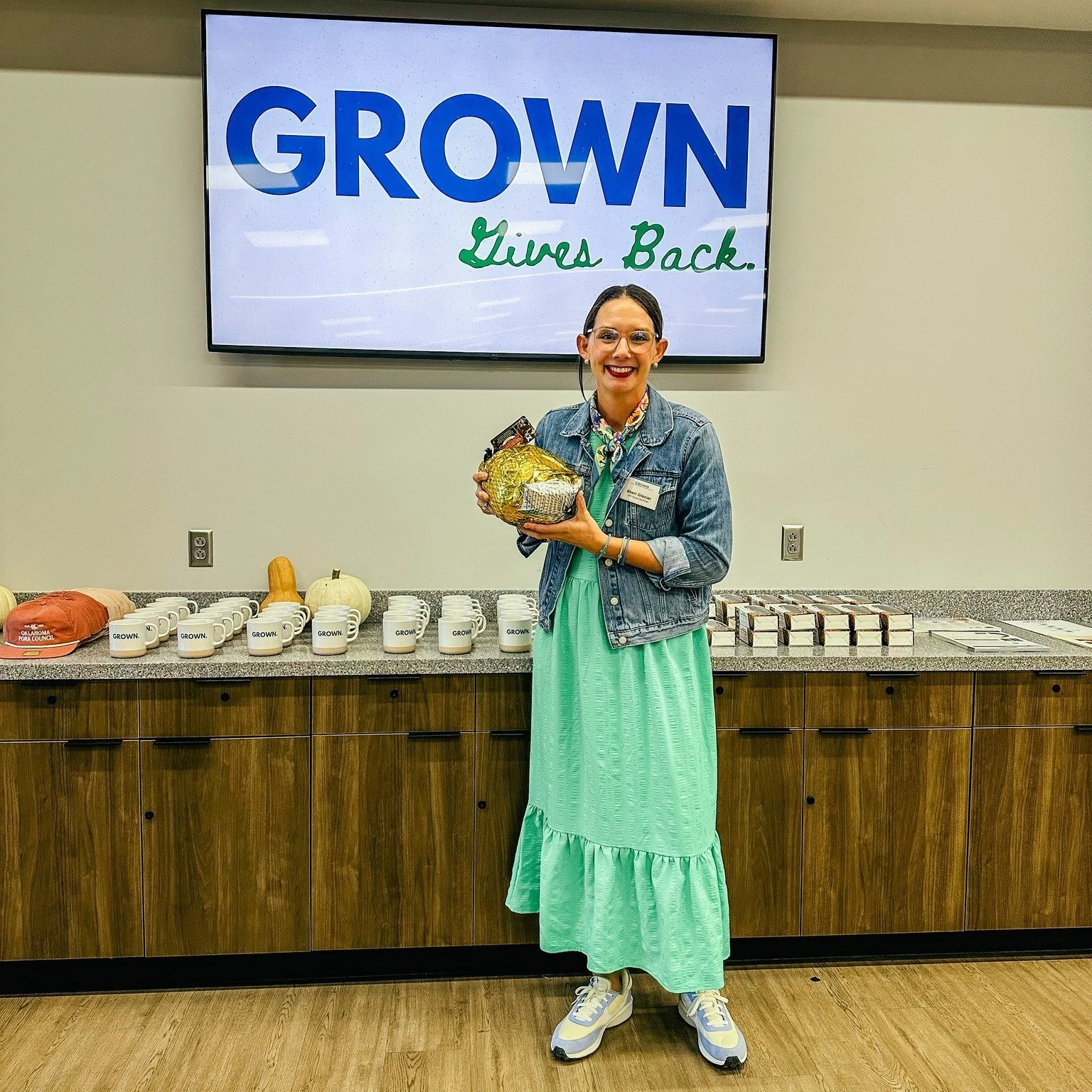 Tis the Season of Giving!

I was challenged by my friend, colleague, and Oklahoma Pork Council board member, Cathy Vaughan to #GiveAHam this holiday season....

Challenge: Accepted!
Donation: Food Bank of Eastern Oklahoma + a local western Oklahoma f