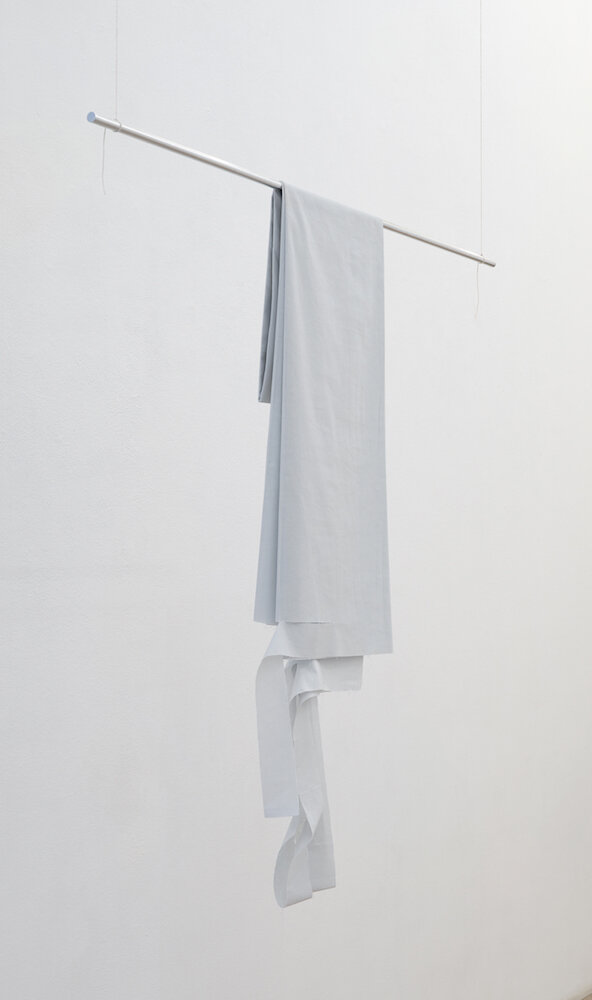  Janet Passehl,  Blue Flower 2 , 2017 Cloth, aluminum, string 36 x 46 x 4 in / 91.4 x 116.8 x 100.2 cm, Height Variable, Photo: Simon Vogel  