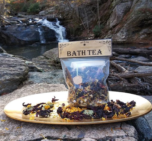 bath tea.
&bull;rose petals, calendula, hibiscus, lavender, peppermint, chamile, green tea, oats, epsom salt, pink himalayan salt. blended for a healing, moisturizing bath. &bull;
&bull;
&bull;
&bull;
#soap #bubbles #artisansoap #handmadesoap #artisa
