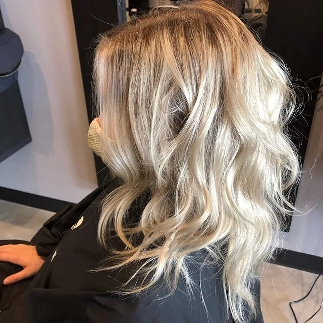Turning that over grown bleach out into a rooty beachy blonde never looked so good🤤