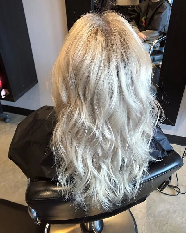 &ldquo;I pull red&rdquo;

I get a lot of clients who say: my hair pulls red. Yes it does, all hair does!

If your hair is black/dark brown, your hair pulls red. If you are medium brown to dark blonde, your hair pulls orange. If you are medium / light