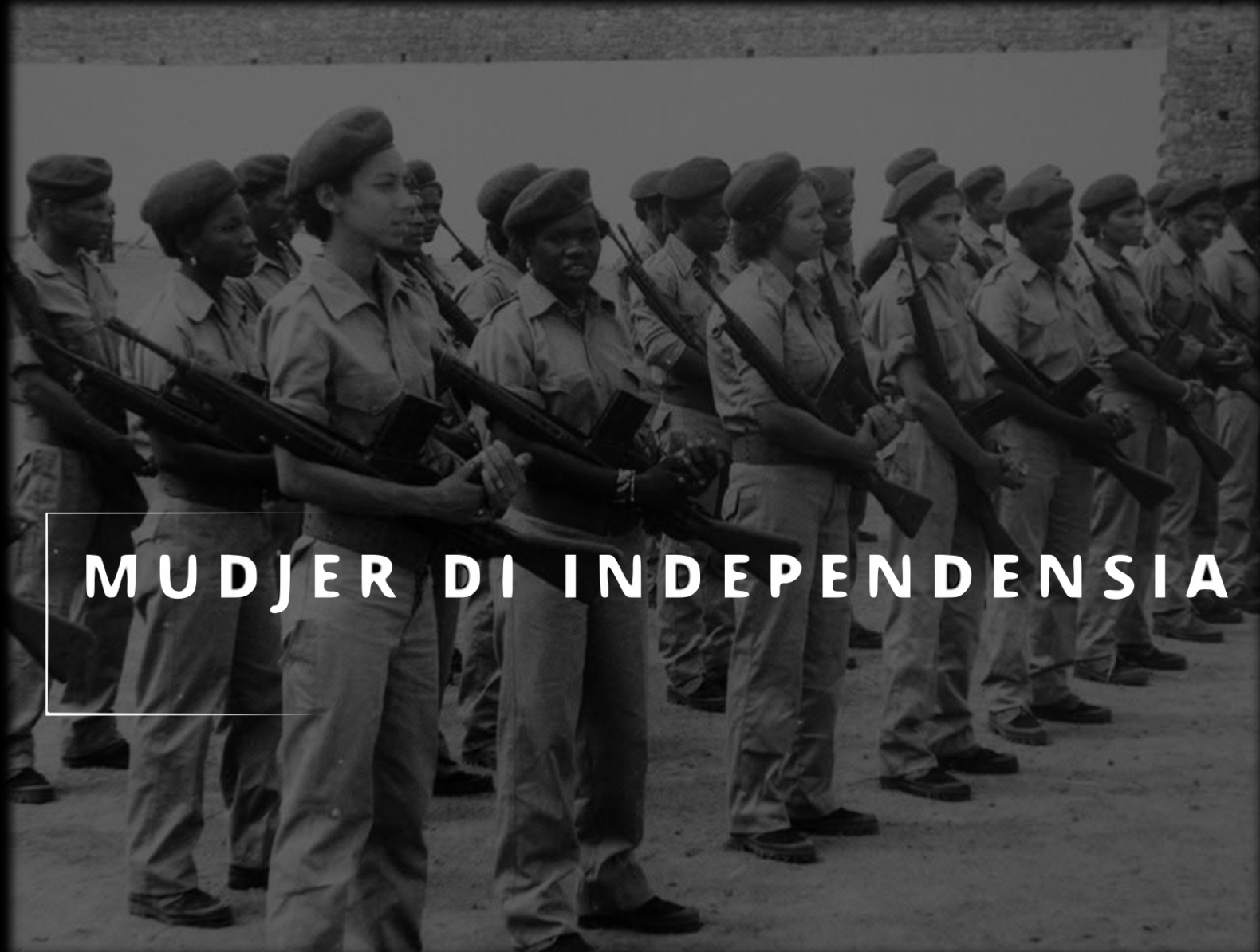 Black and white photograph of women in military uniforms holding rifles, standing in formation with the text 'Mujer de Independencia' overlayed.