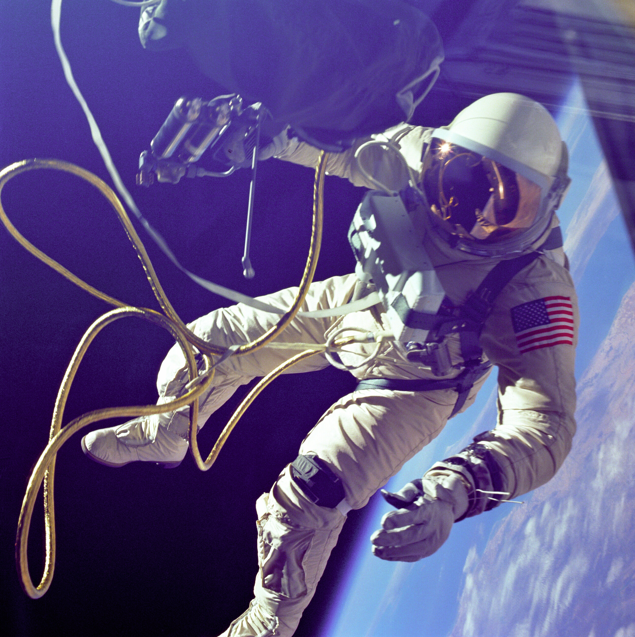 Ed_White_First_American_Spacewalker_-_GPN-2000-001180.jpg