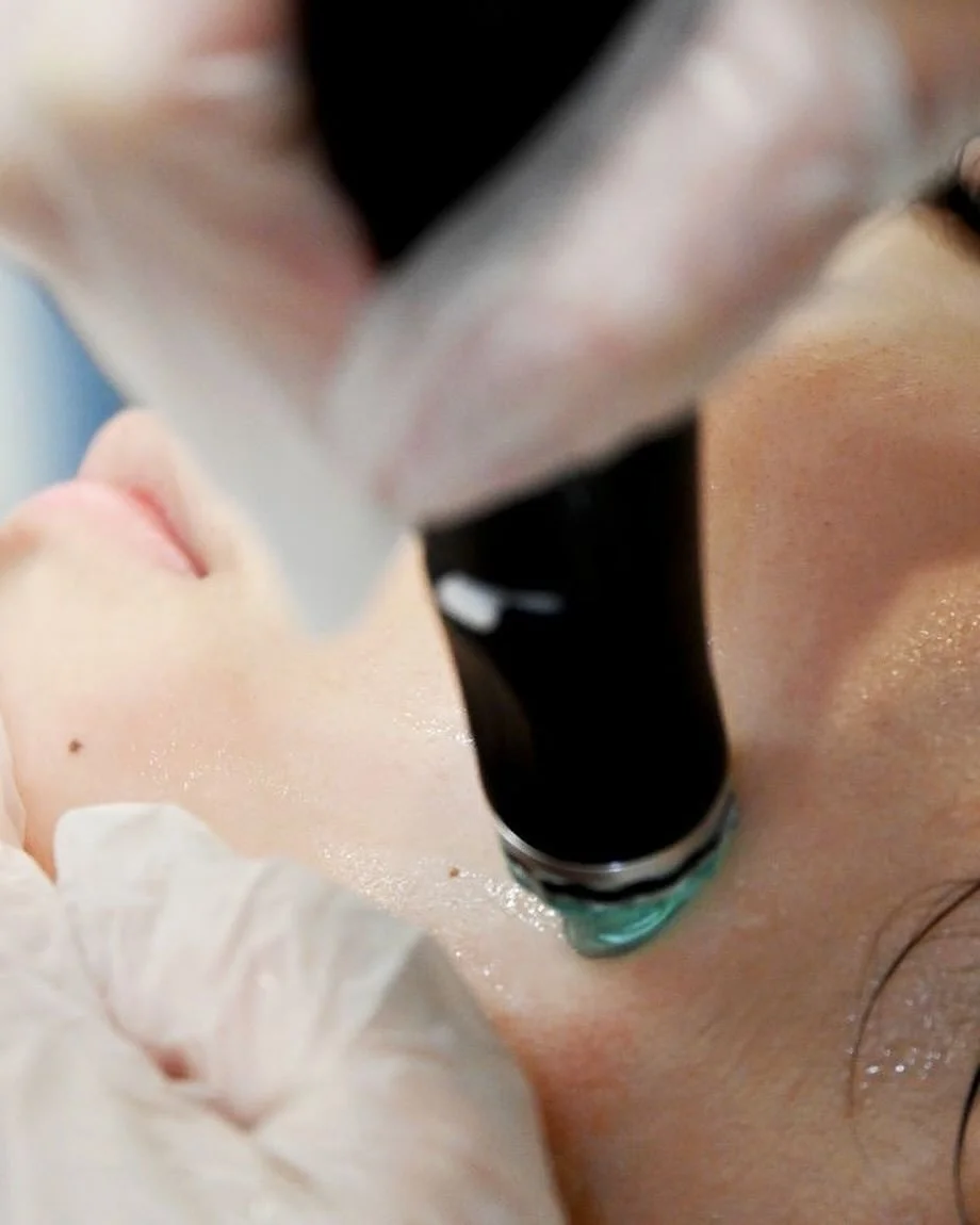 L&rsquo;indispensable de l&rsquo;&eacute;t&eacute; !

HydraFacial&reg; est un traitement m&eacute;dical esth&eacute;tique, non invasif, qui allie l&rsquo;hydradermabrasion avec l&rsquo;infusion de s&eacute;rums hydratants enrichis en principes actifs