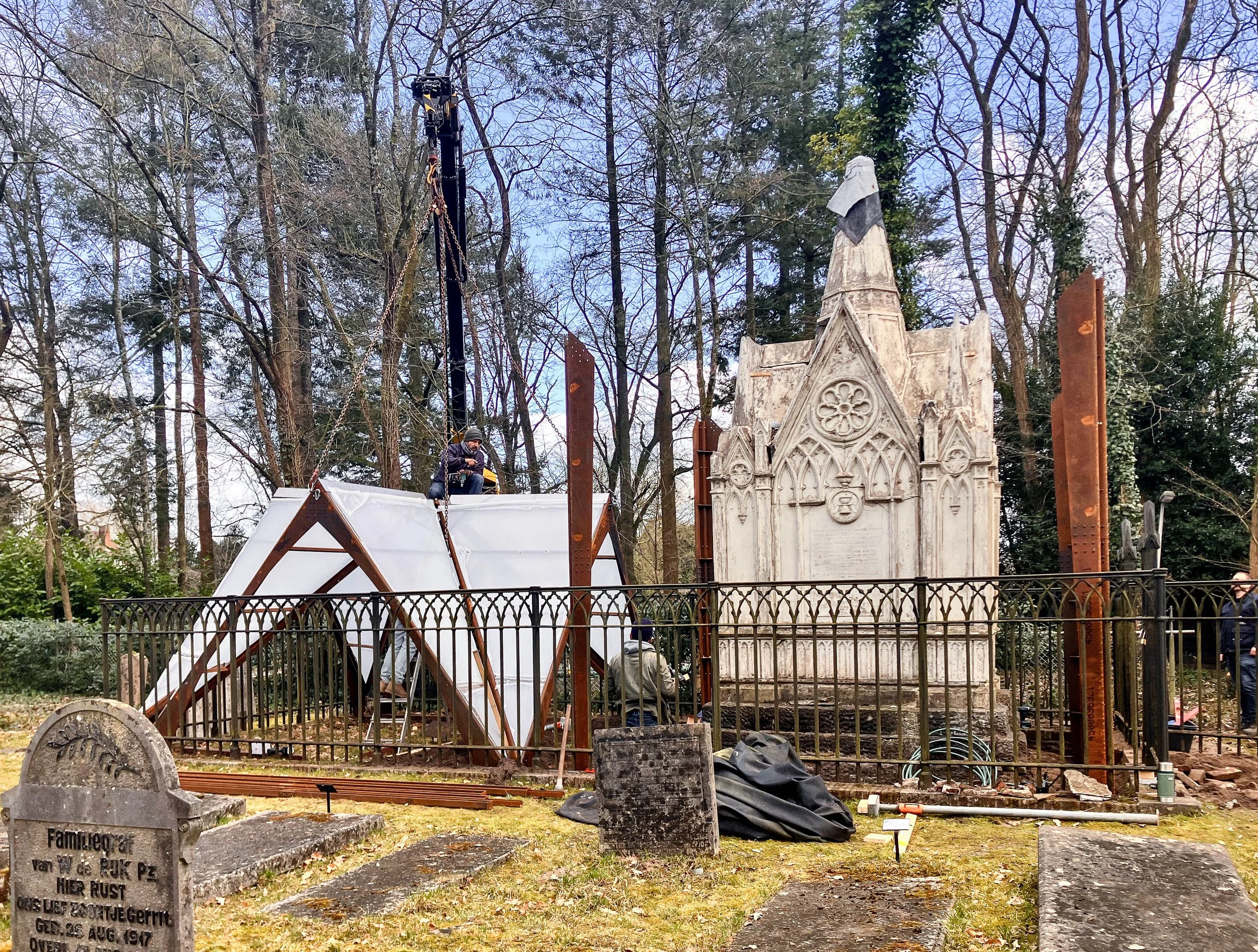 plaatsing van de overkapping voor rijksmonument Dudok van Heel, Oude Begraafplaats Naarden