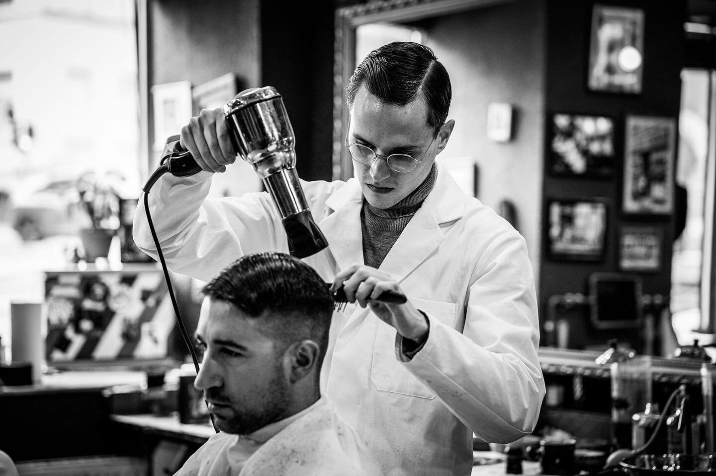 Guest Barber 🚨 

Nos pr&oacute;ximos dias 28 e 29 de Junho temos o prazer de receber na nossa loja  o nosso amigo @obi_chobi, barbeiro na famosa barbearia cl&aacute;ssica @torreto_barbershop em Frankfurt. Para marca&ccedil;&otilde;es, enviar mensage