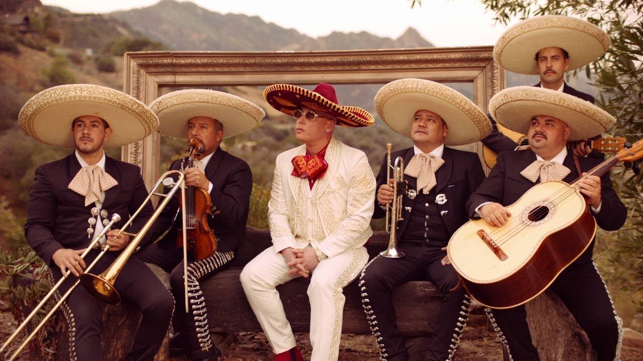 Cosculluela estrena y lleva serenata en “Un AK”