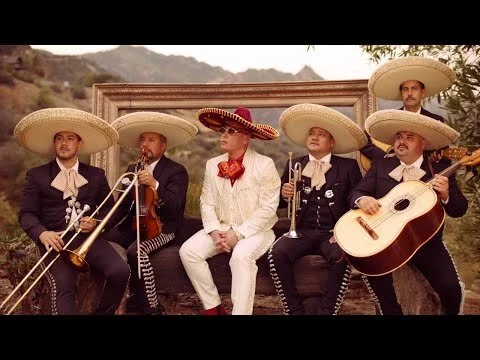 Cosculluela da serenata con “Un AK”