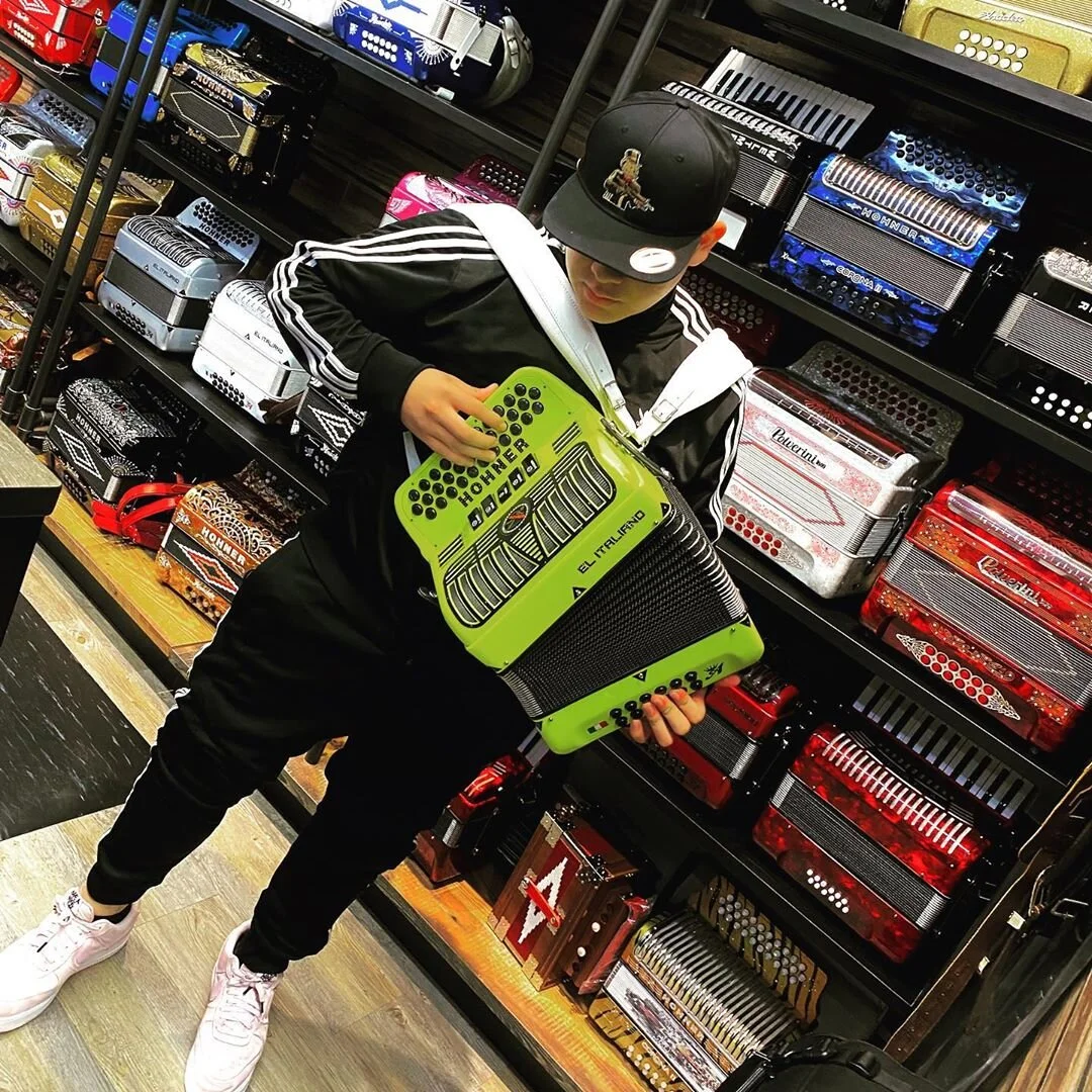 Junior H lanza su primer album "Atrapado En Un Sueño" con Rancho Humilde