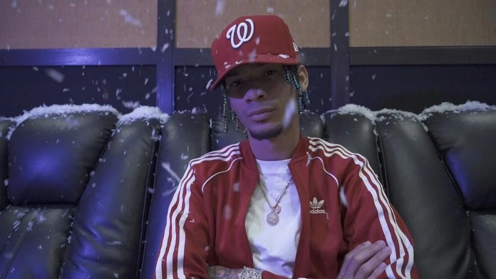 Marconi Impara lanza su nuevo tema de trap titulado "Al Día"