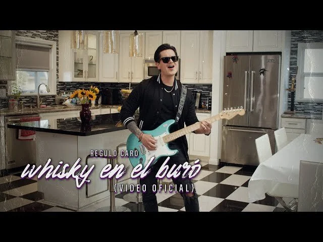 Régulo Caro estrena su nuevo tema ‘Whisky y en el Buró’ inspirado en su familia
