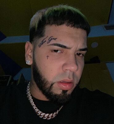Anuel presume su nuevo tatuaje en la cara