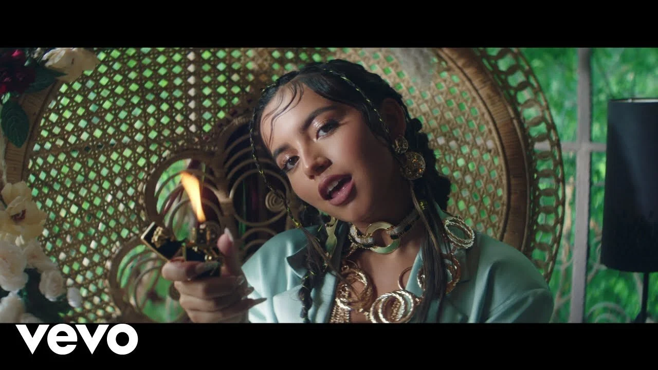 Isabela Merced Ft. Danna Paola - Dont’t Go (Video Oficial)